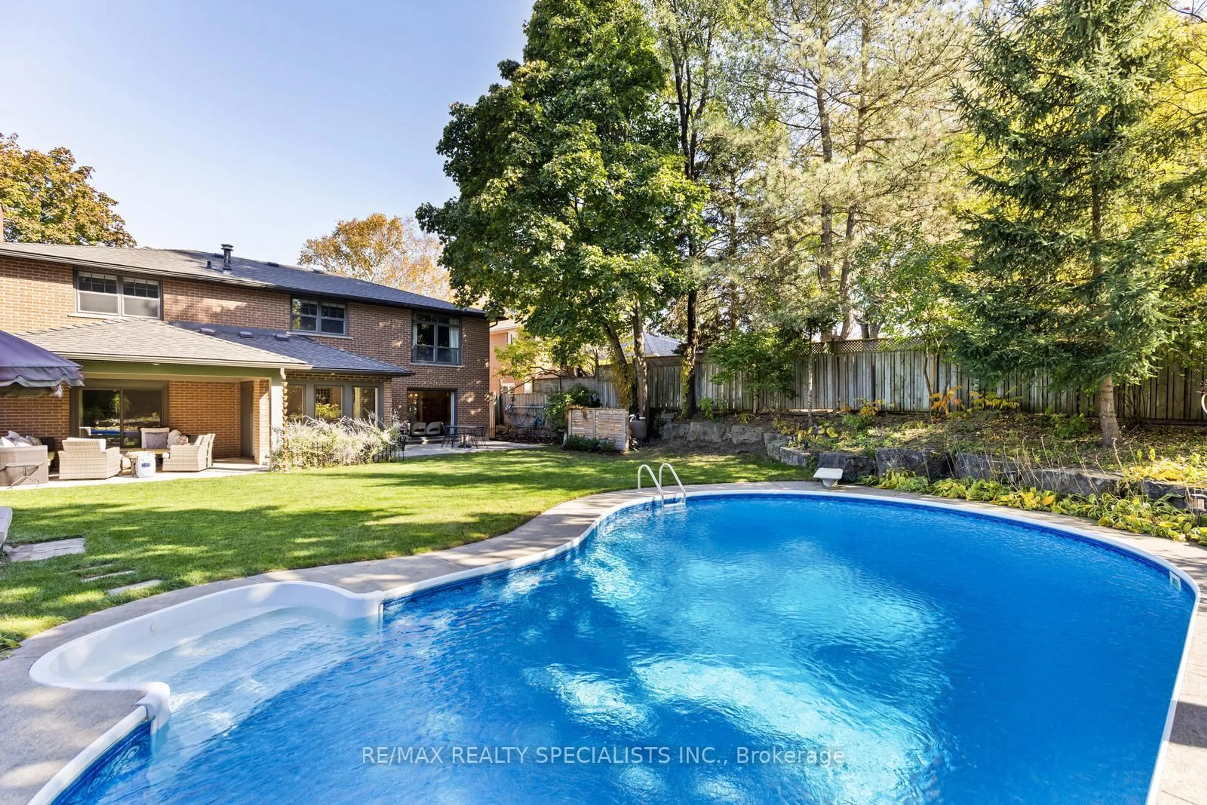 A pic from outside/outdoor area/front of a property/back of a property/a pic from drone, street for 1404 Tecumseh Park Dr, Mississauga Ontario L5H 2W6
