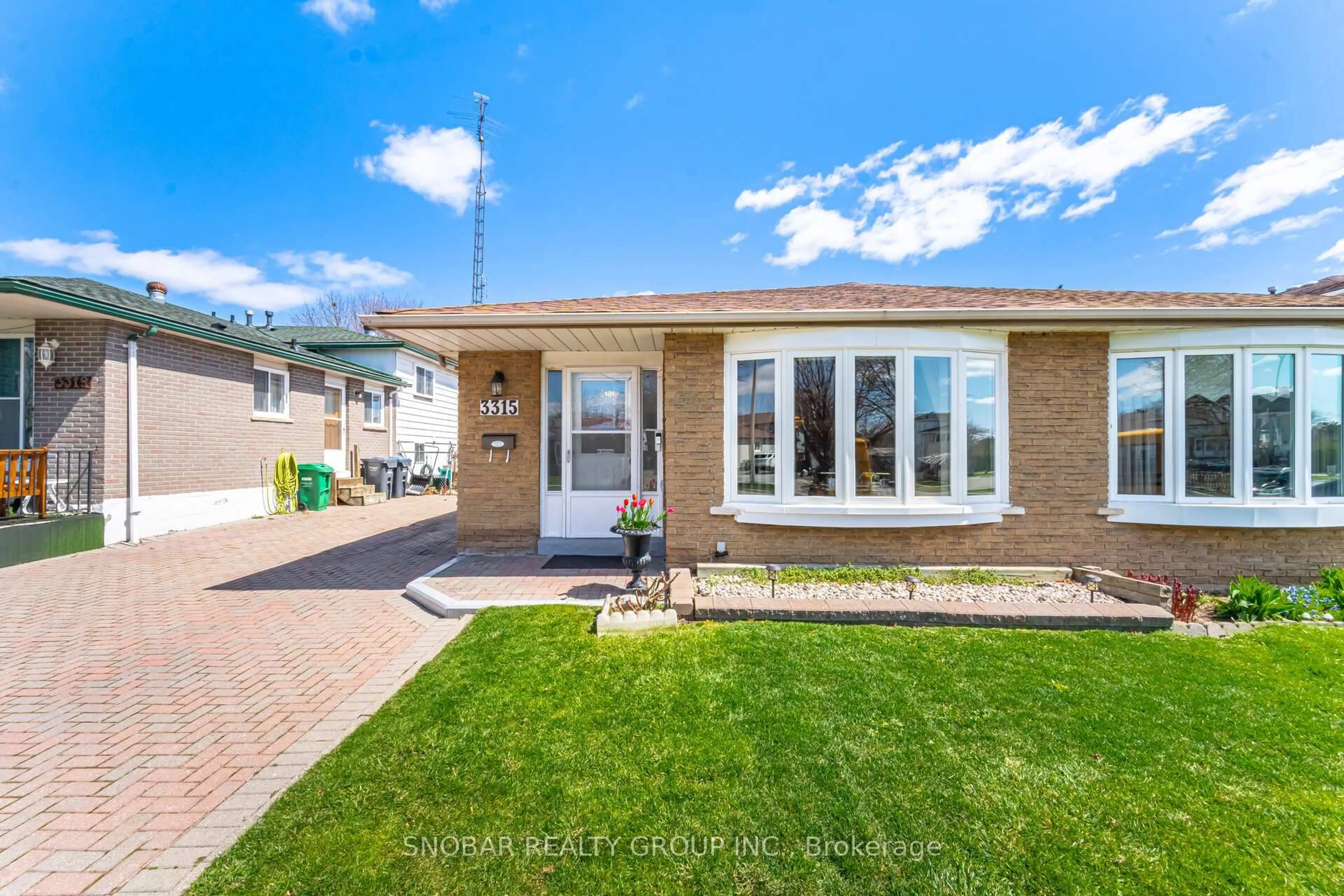Home with vinyl exterior material, street for 3315 Grechen Rd, Mississauga Ontario L5C 1X8