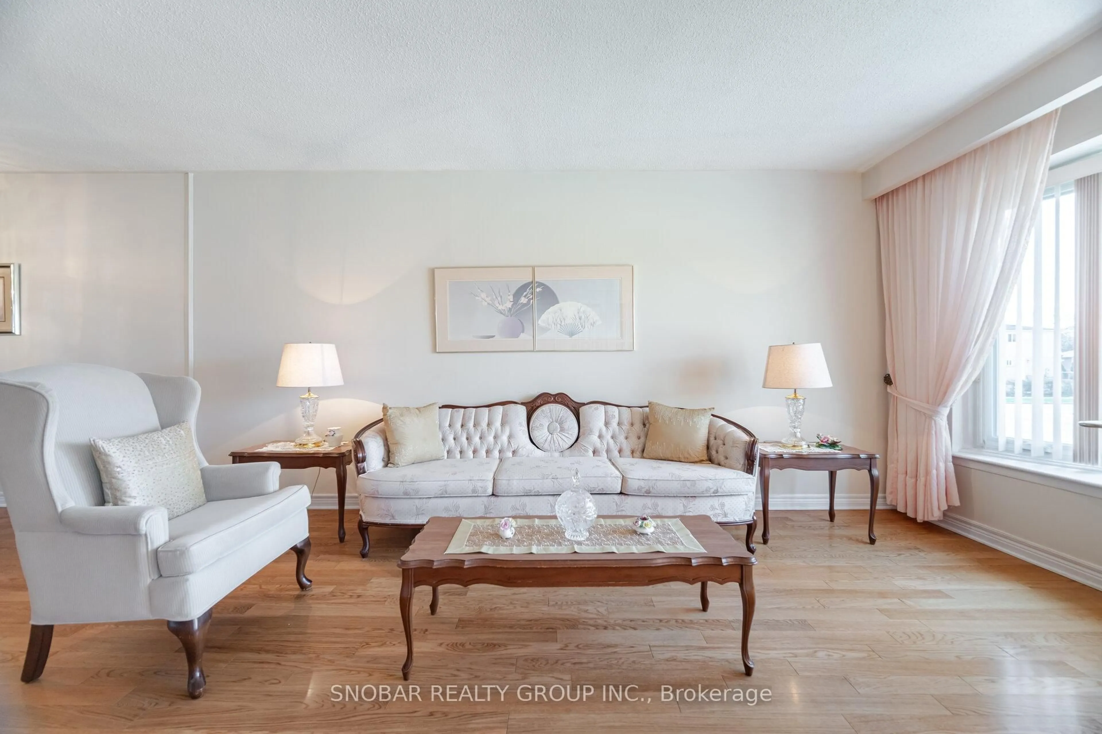 Living room with furniture, unknown for 3315 Grechen Rd, Mississauga Ontario L5C 1X8