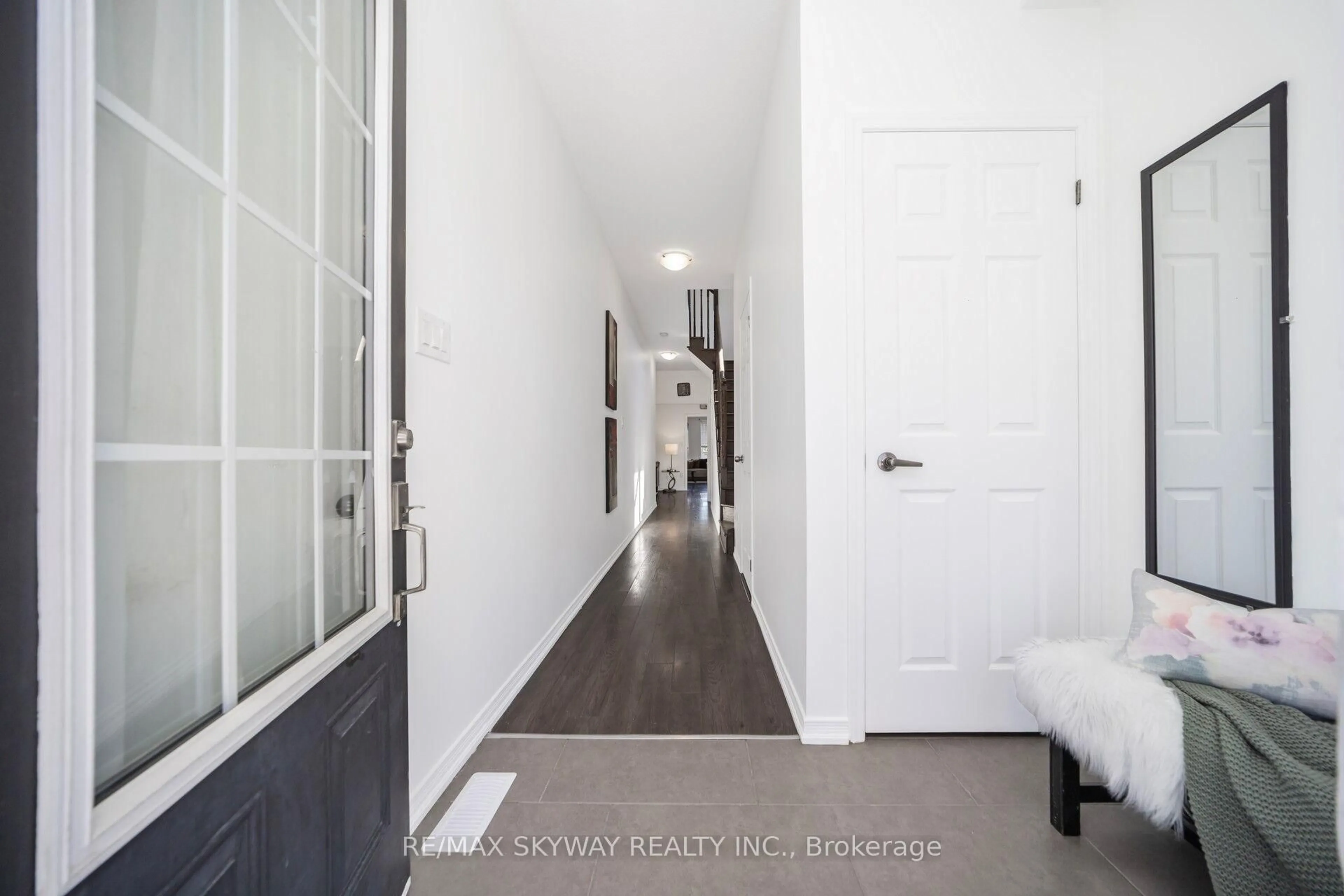 Indoor entryway for 22 Edsel Rd, Brampton Ontario L7A 4K6