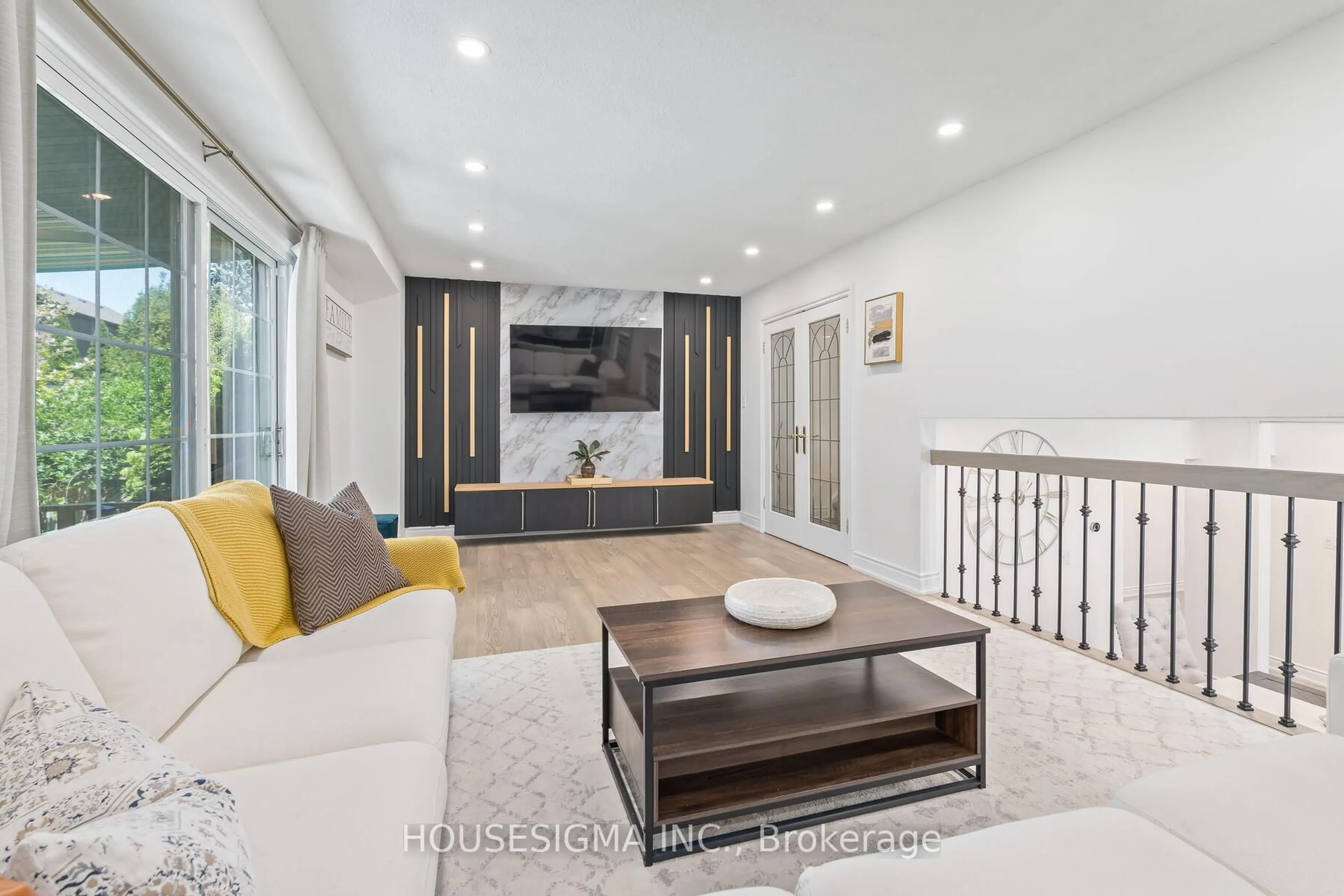 Living room with furniture, unknown for 4212 Powderhorn Cres, Mississauga Ontario L5L 3B9