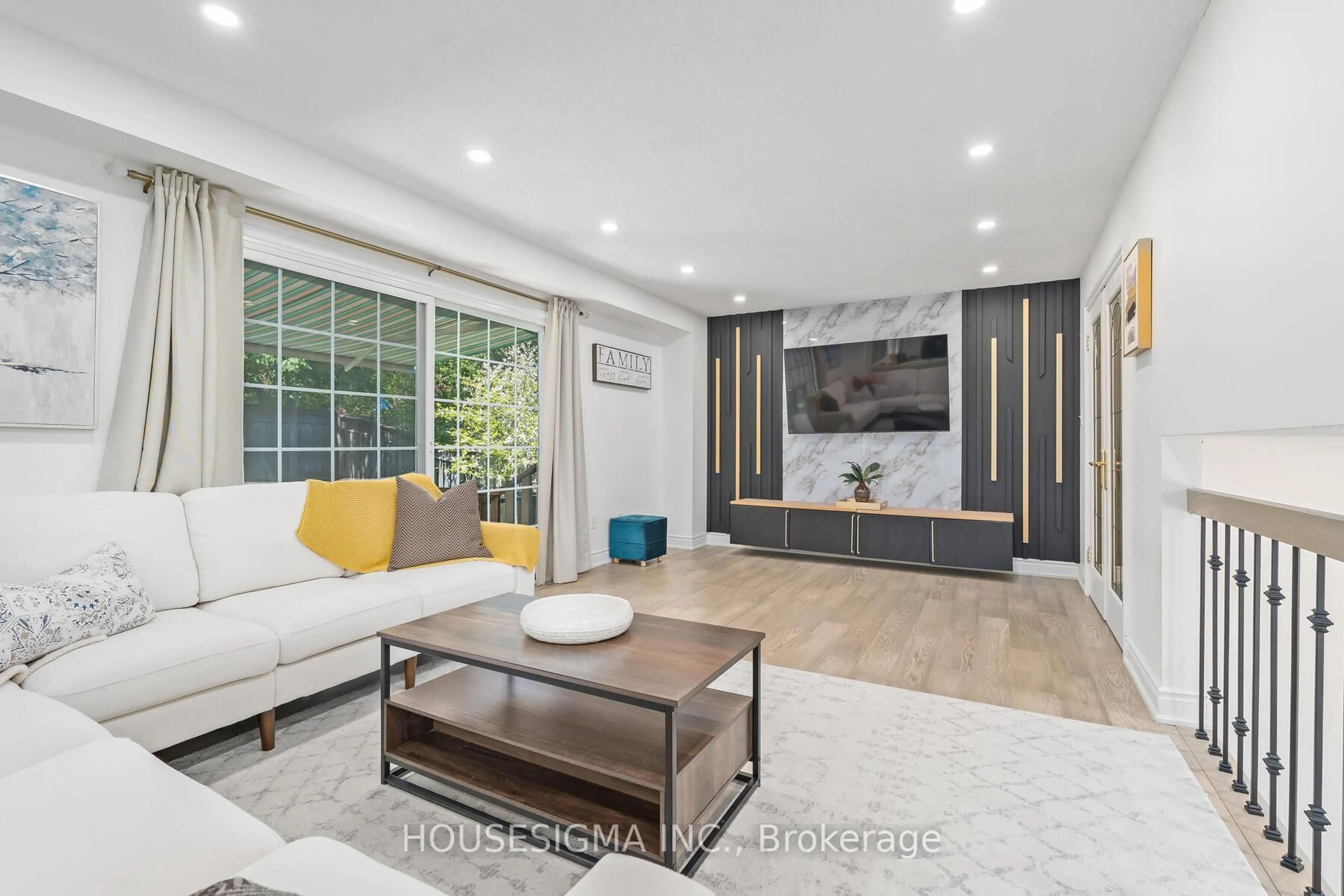 Living room with furniture, unknown for 4212 Powderhorn Cres, Mississauga Ontario L5L 3B9