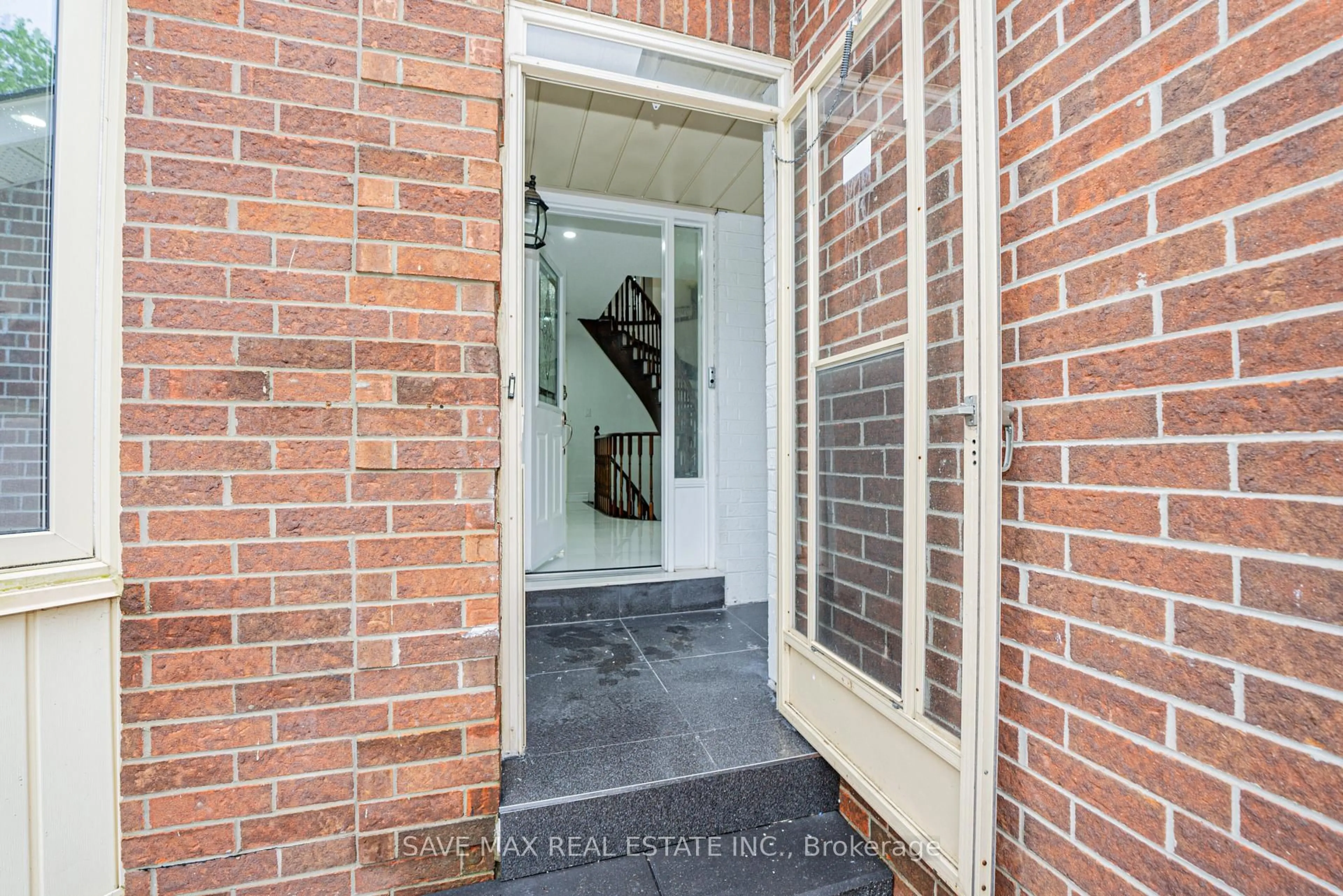 Indoor entryway for 14 Conover Crt, Brampton Ontario L6Y 3J5
