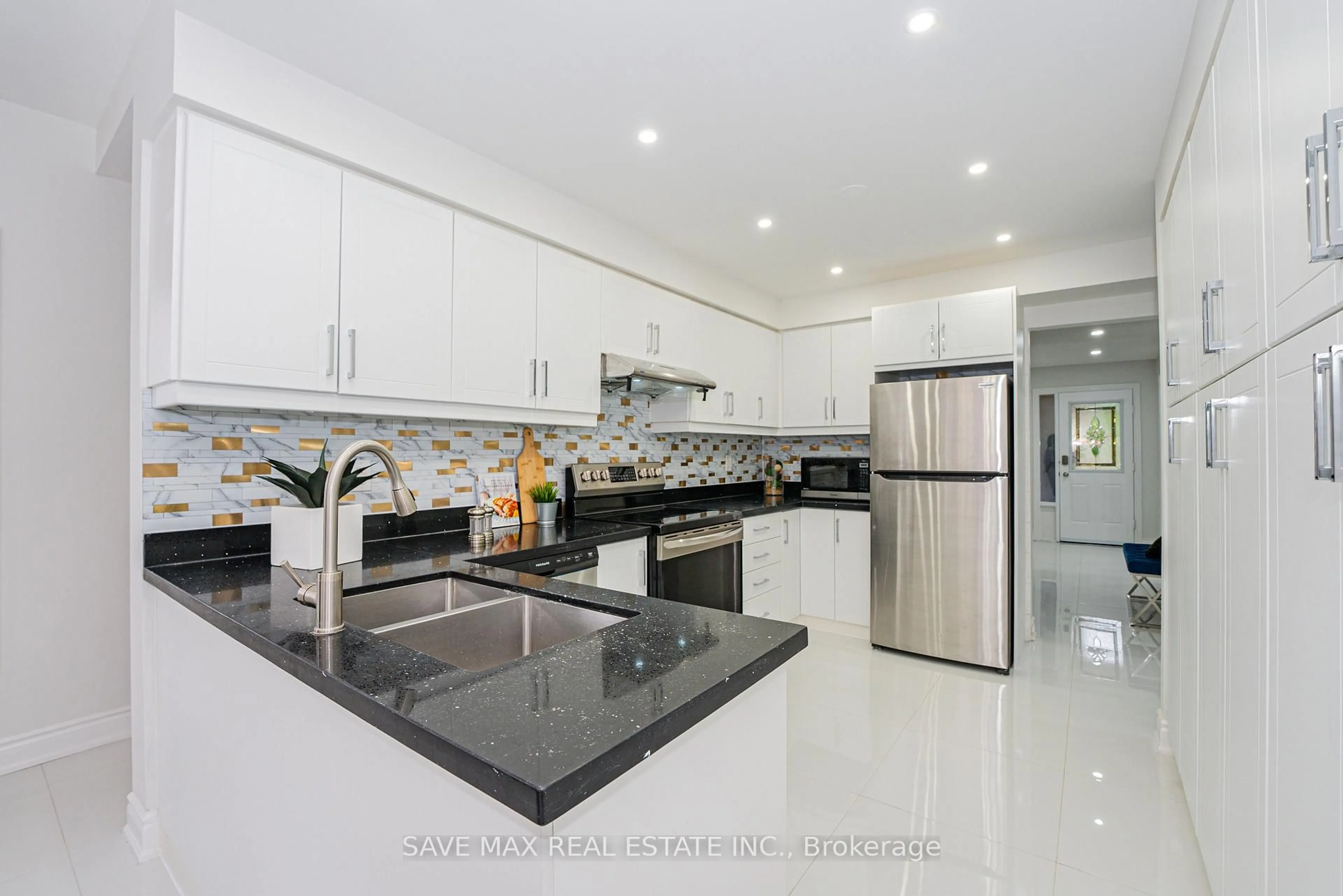 Open concept kitchen, ceramic/tile floor for 14 Conover Crt, Brampton Ontario L6Y 3J5