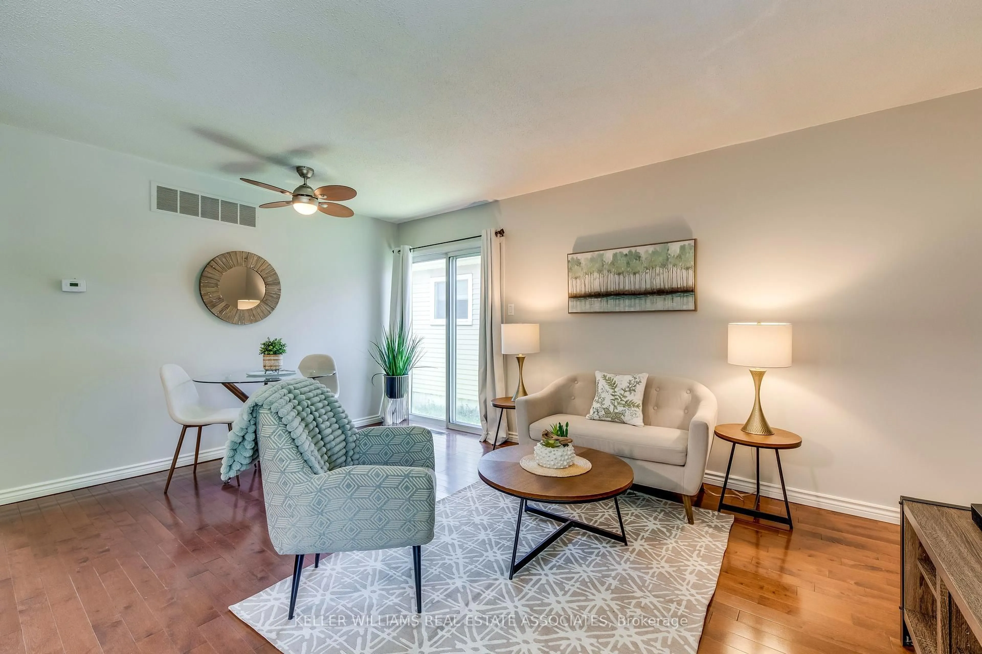 Living room with furniture, unknown for 3053 Kilbride Cres, Mississauga Ontario L5N 3C4