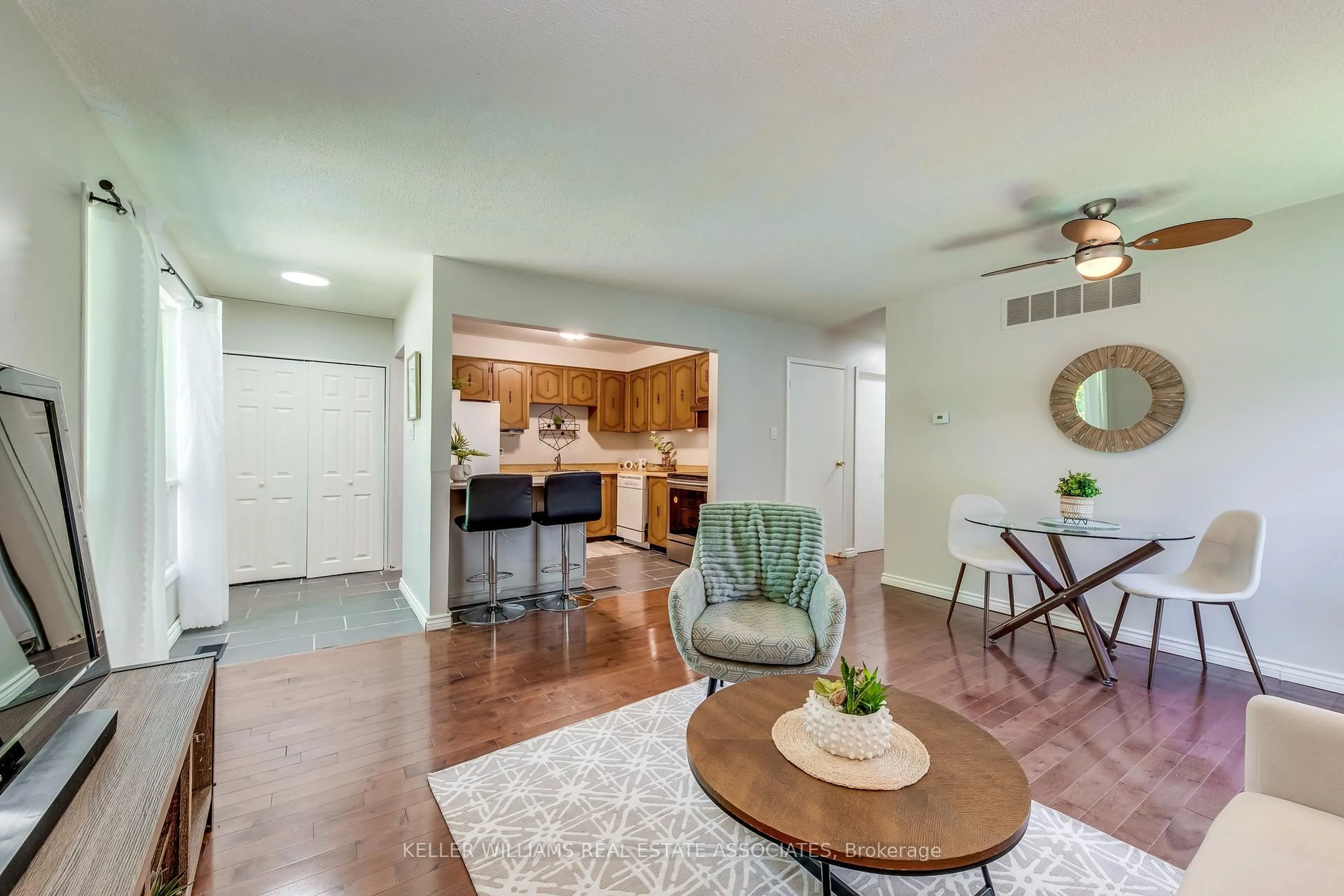 Living room with furniture, wood/laminate floor for 3053 Kilbride Cres, Mississauga Ontario L5N 3C4