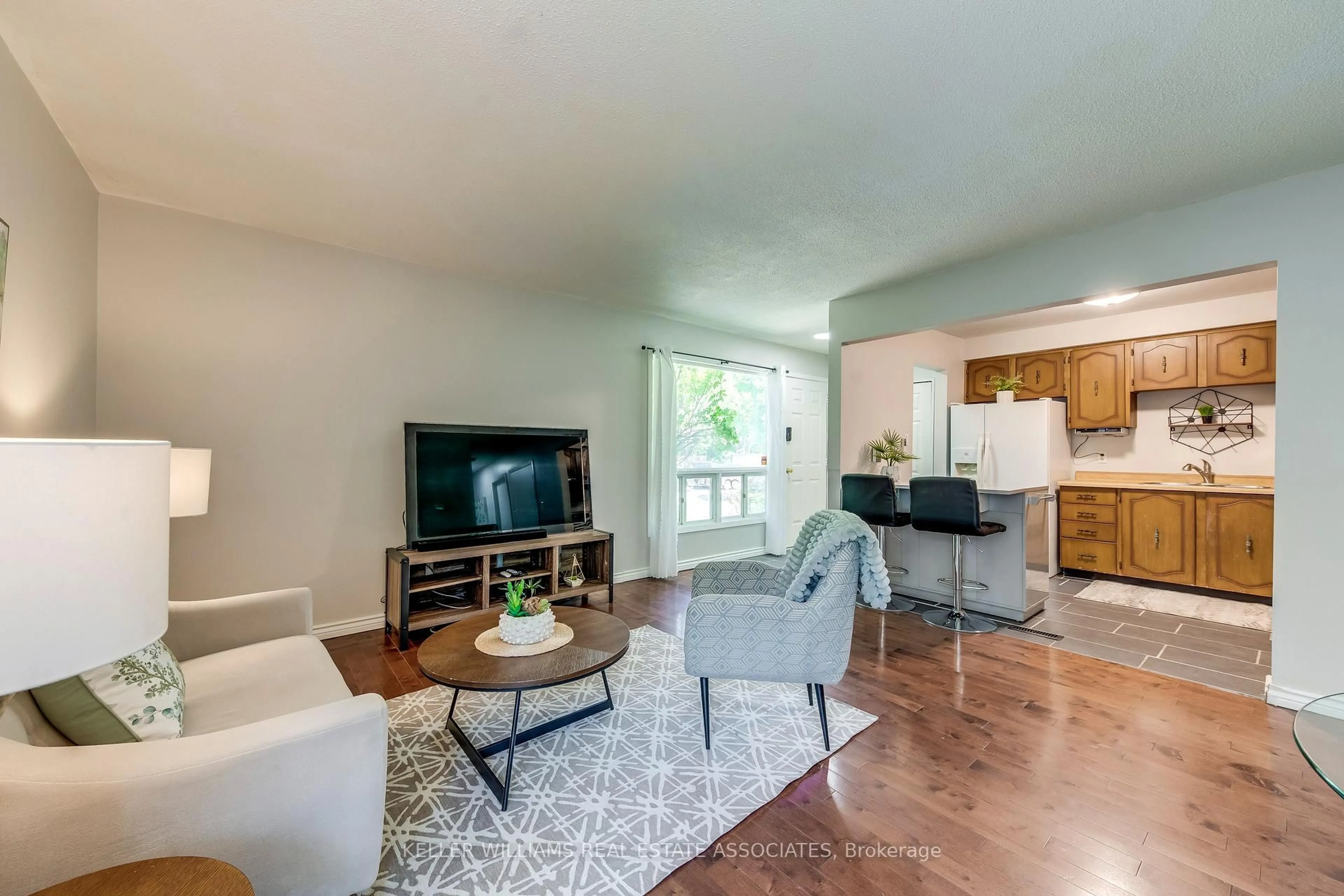Living room with furniture, unknown for 3053 Kilbride Cres, Mississauga Ontario L5N 3C4