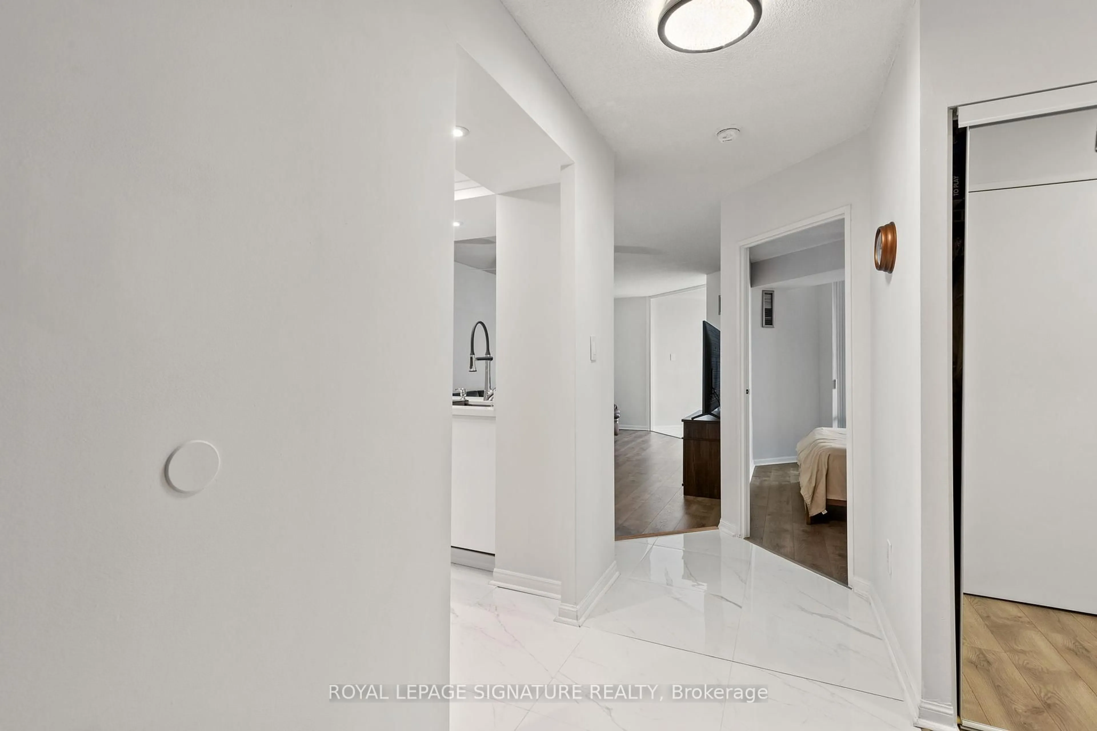 Indoor foyer for 550 Webb Dr #1406, Mississauga Ontario L5B 3Y4