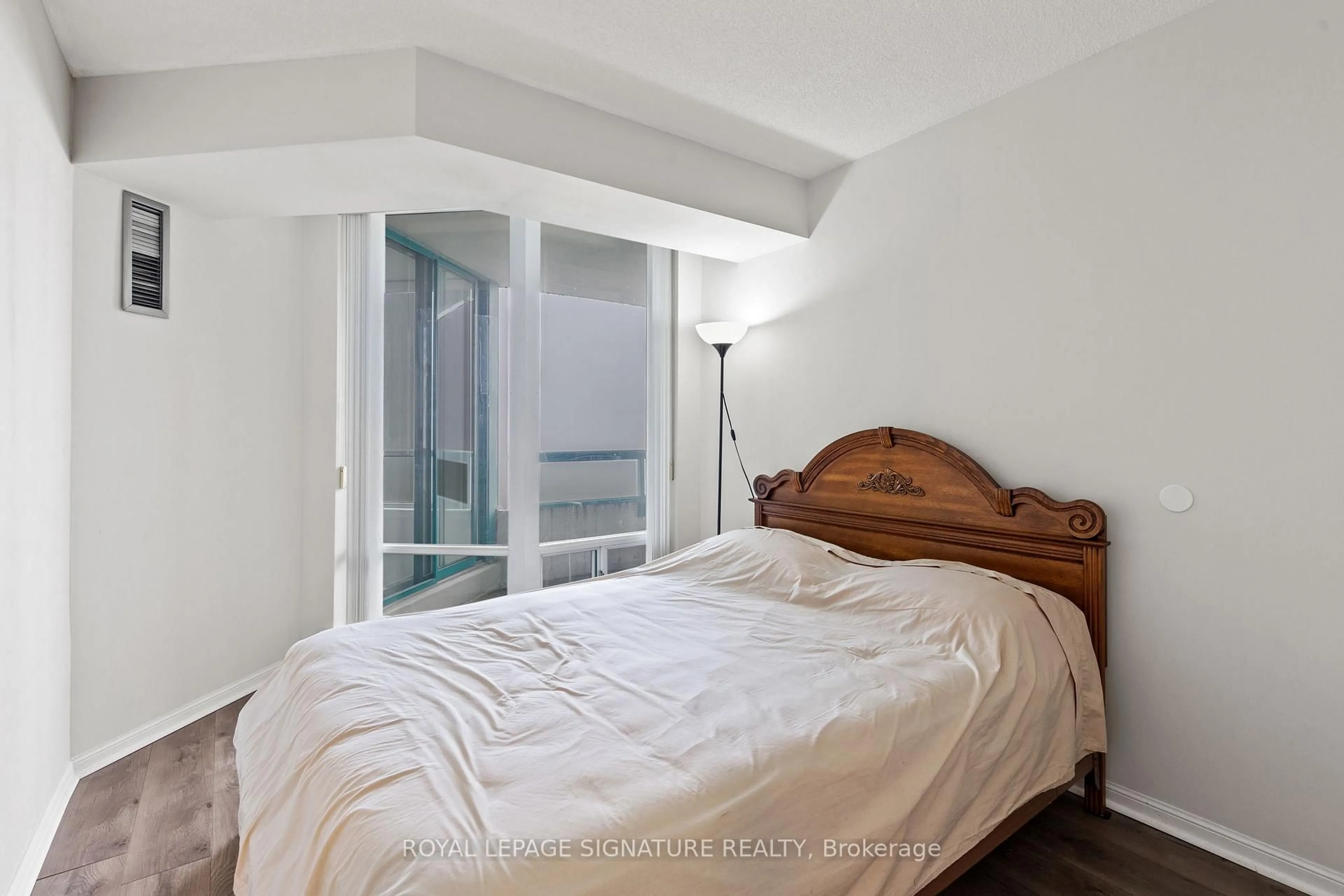 Bedroom with bed, unknown for 550 Webb Dr #1406, Mississauga Ontario L5B 3Y4