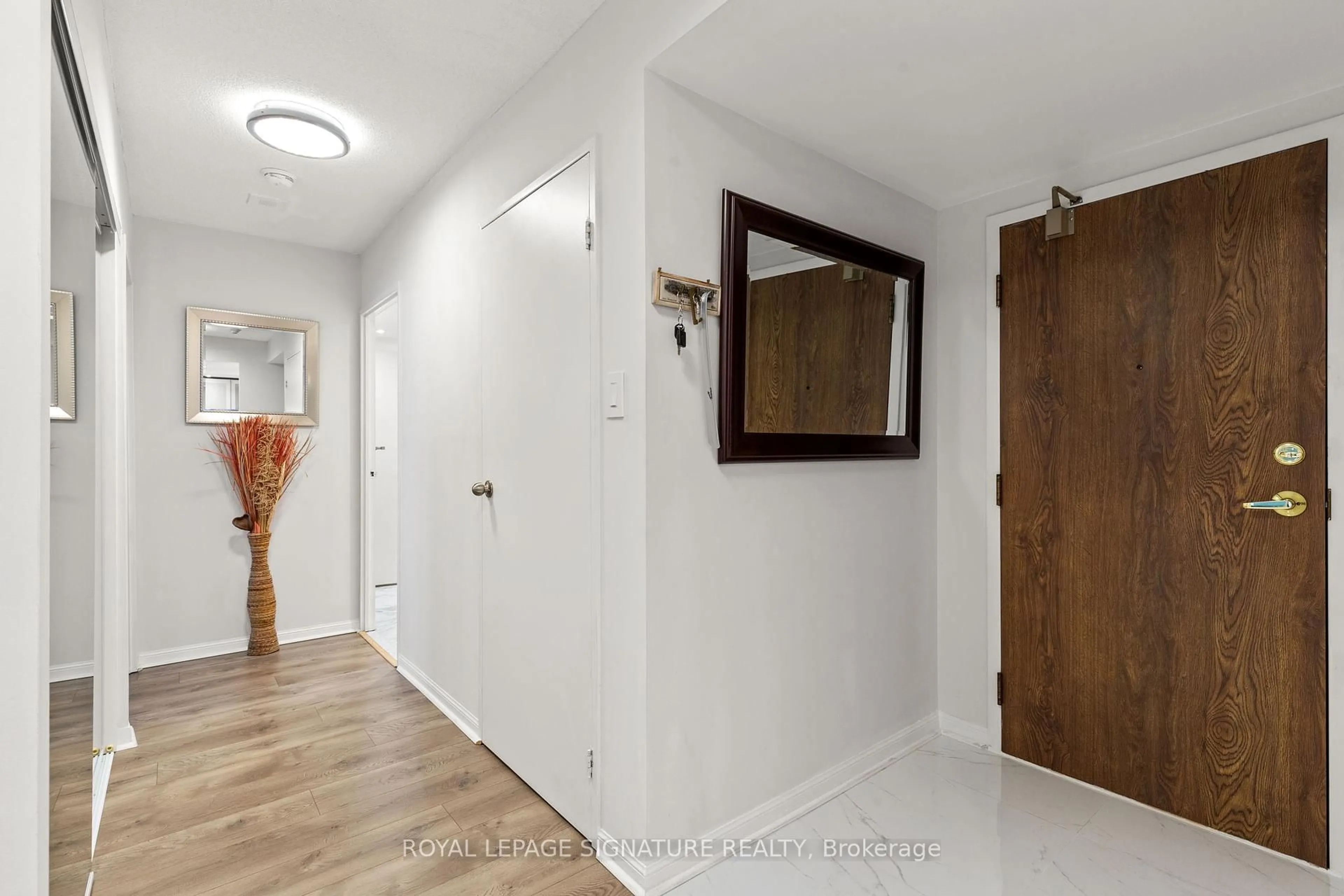 Indoor entryway for 550 Webb Dr #1406, Mississauga Ontario L5B 3Y4
