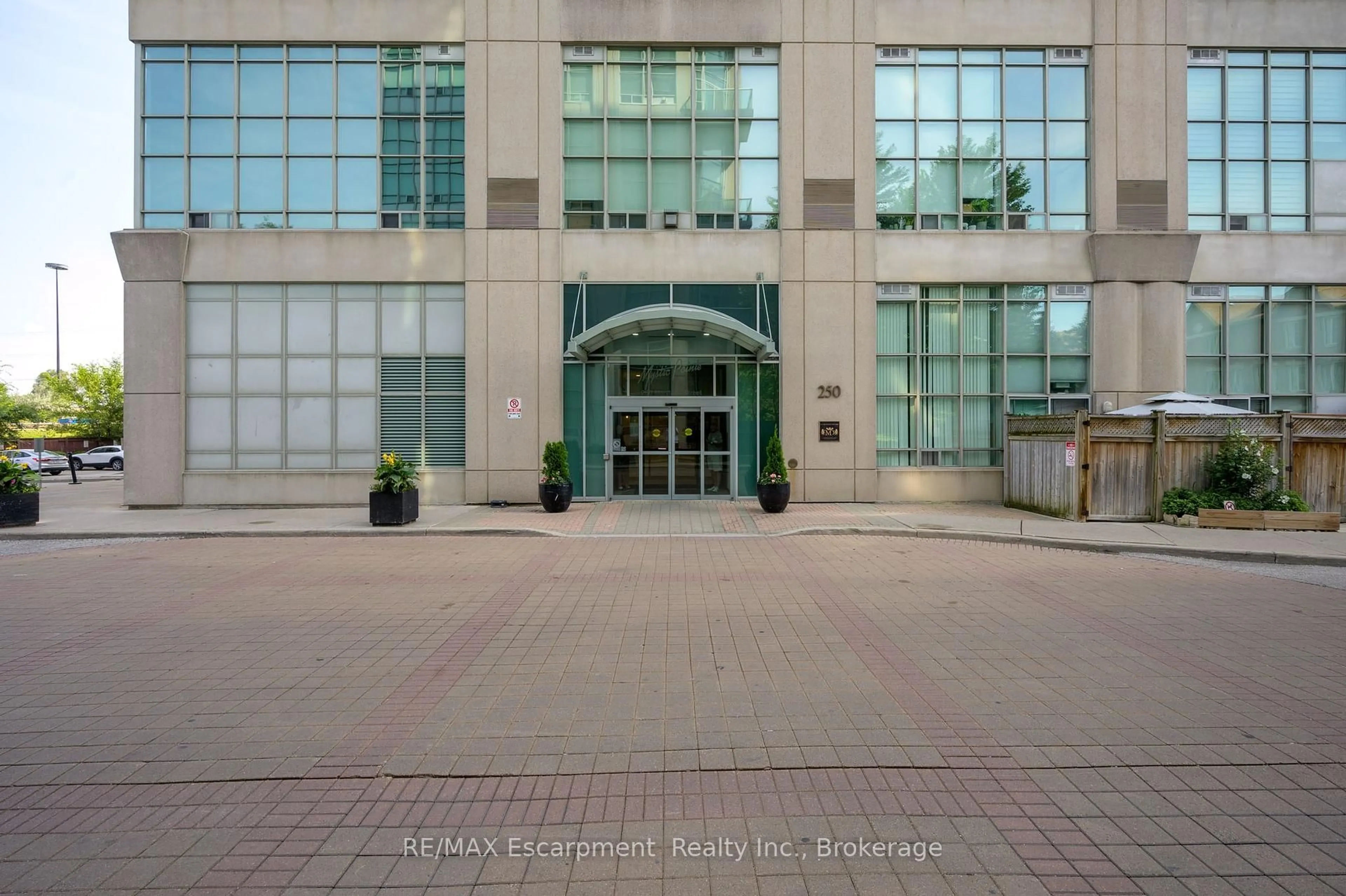 Indoor foyer for 250 MANITOBA St #603, Toronto Ontario M8Y 4G8