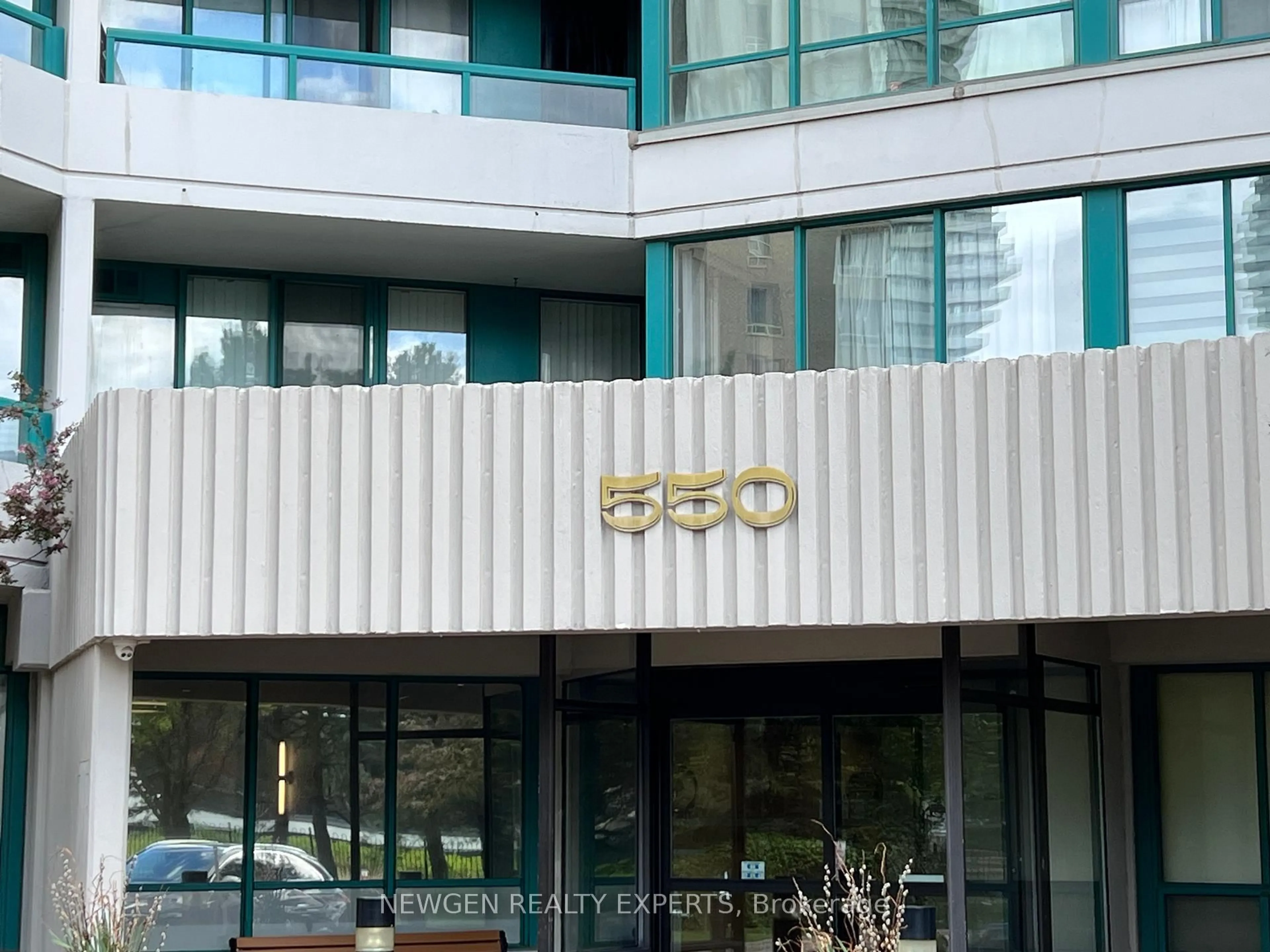 Patio, building for 550 Webb Dr #UPH 12, Mississauga Ontario L5B 3Y4