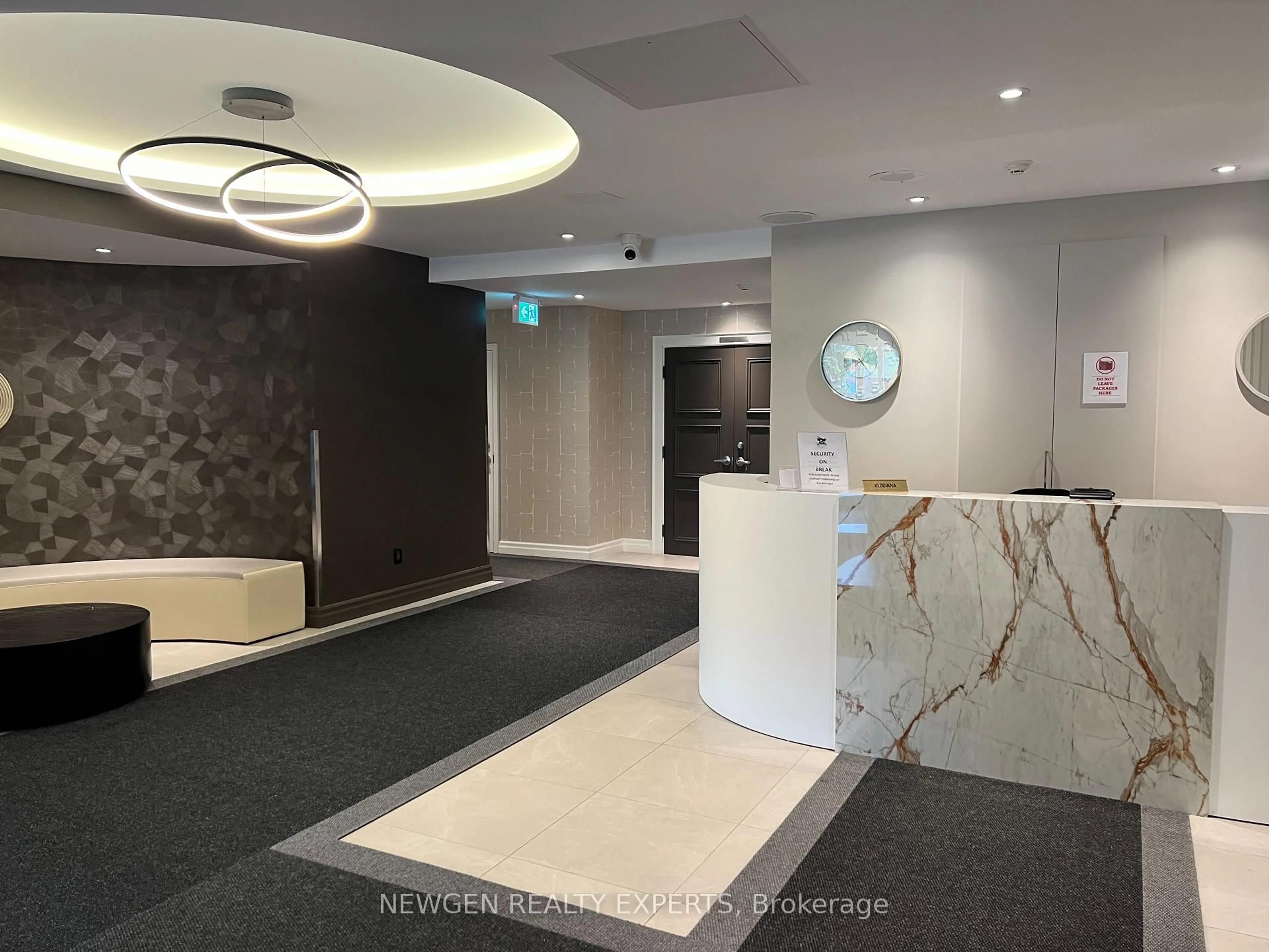 Indoor foyer for 550 Webb Dr #UPH 12, Mississauga Ontario L5B 3Y4