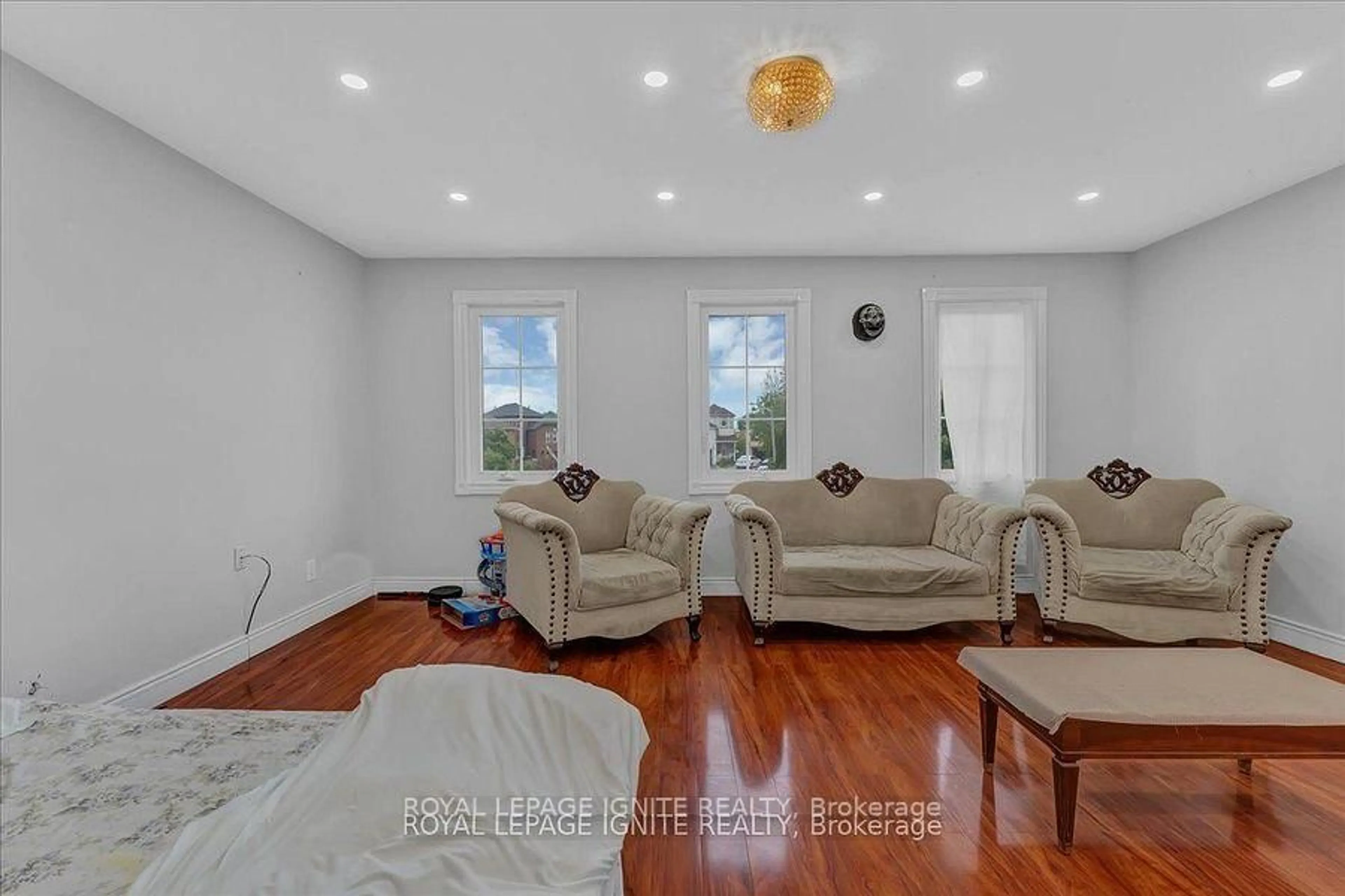 Living room with furniture, unknown for 98 Sheldrake Crt, Brampton Ontario L6Y 2W9