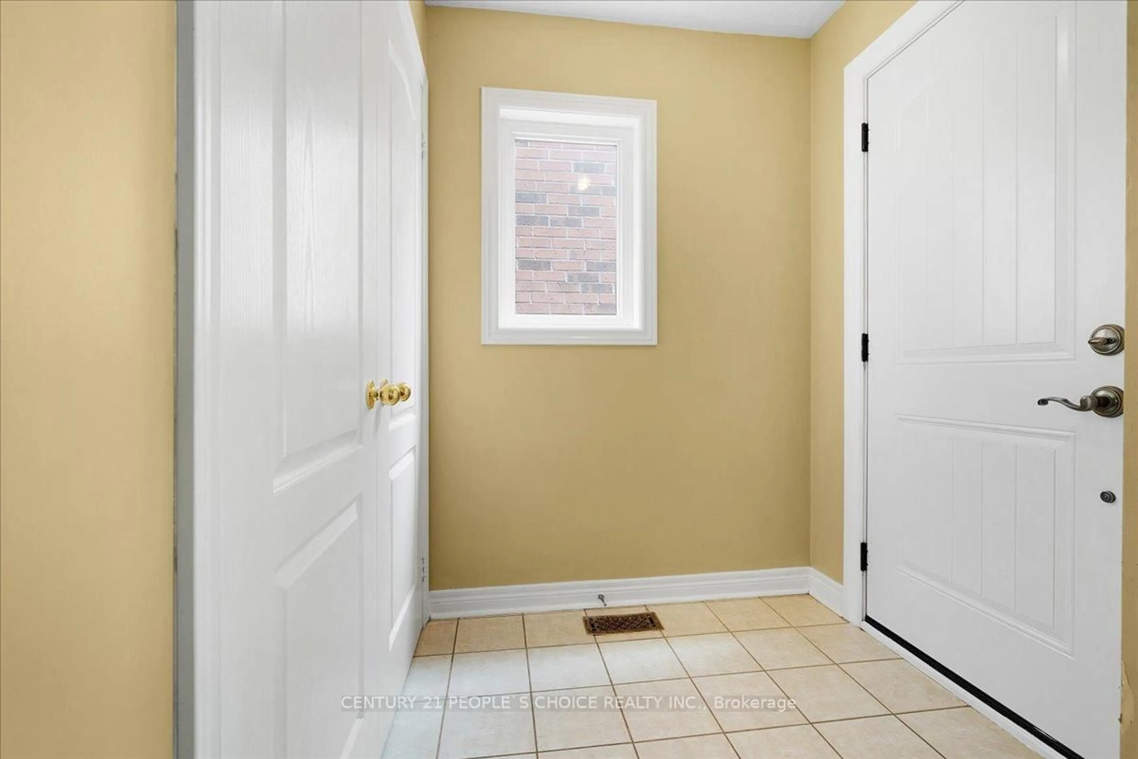 Indoor entryway for 7084 Walworth Crt, Mississauga Ontario L5N 7L4