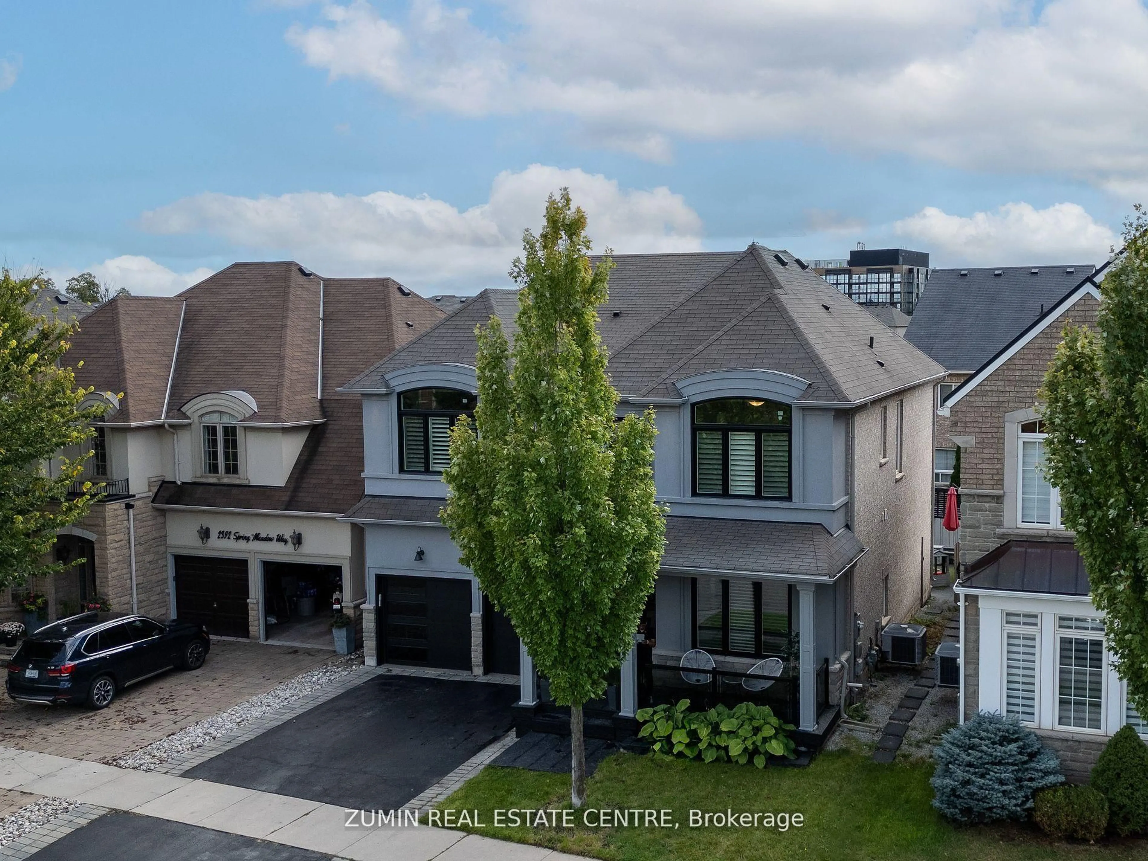 A pic from outside/outdoor area/front of a property/back of a property/a pic from drone, street for 2396 Spring Meadow Way, Oakville Ontario L6M 0R6