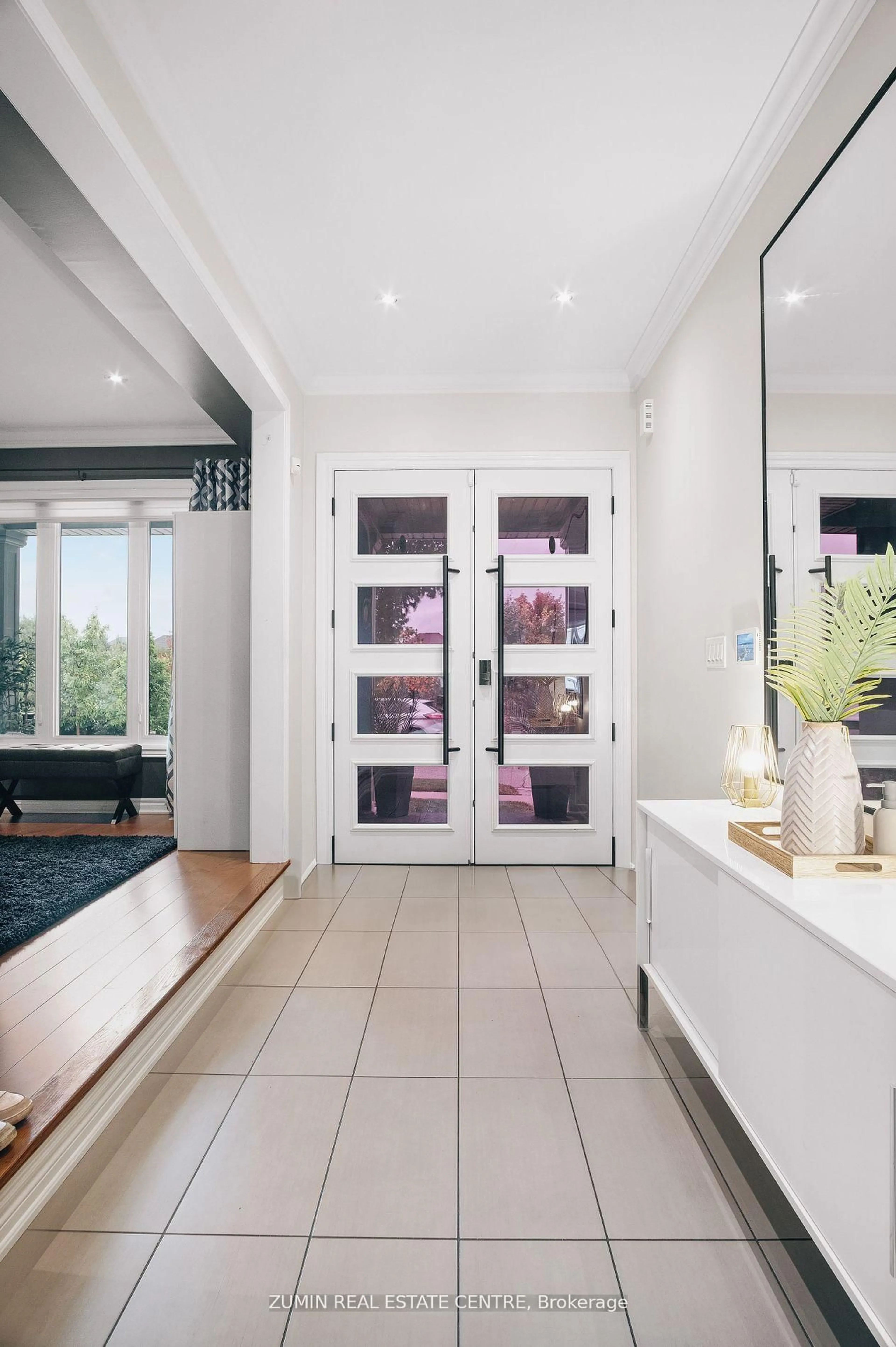 Indoor entryway for 2396 Spring Meadow Way, Oakville Ontario L6M 0R6