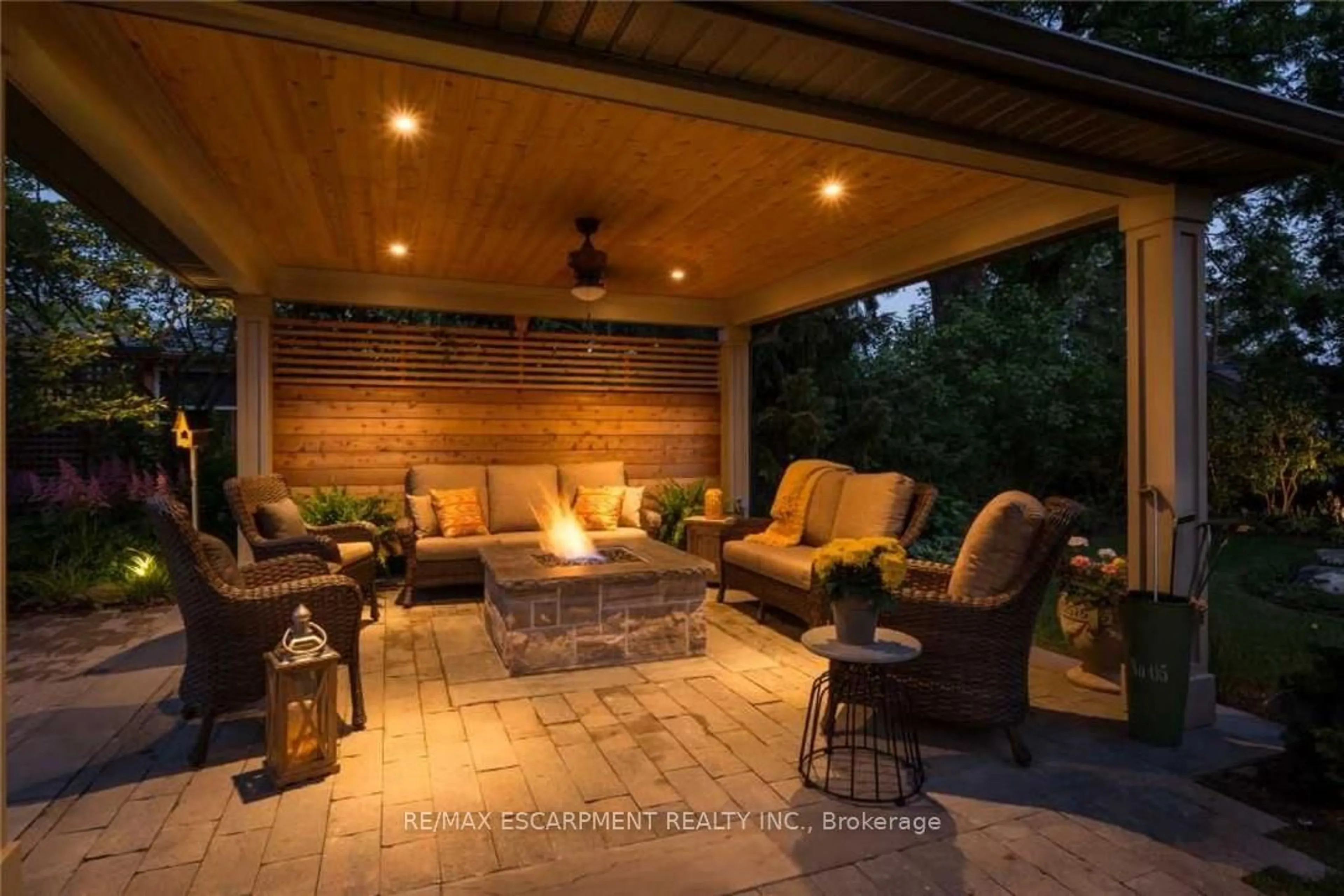 Patio, unknown for 980 Gorton Ave, Burlington Ontario L7T 1S5