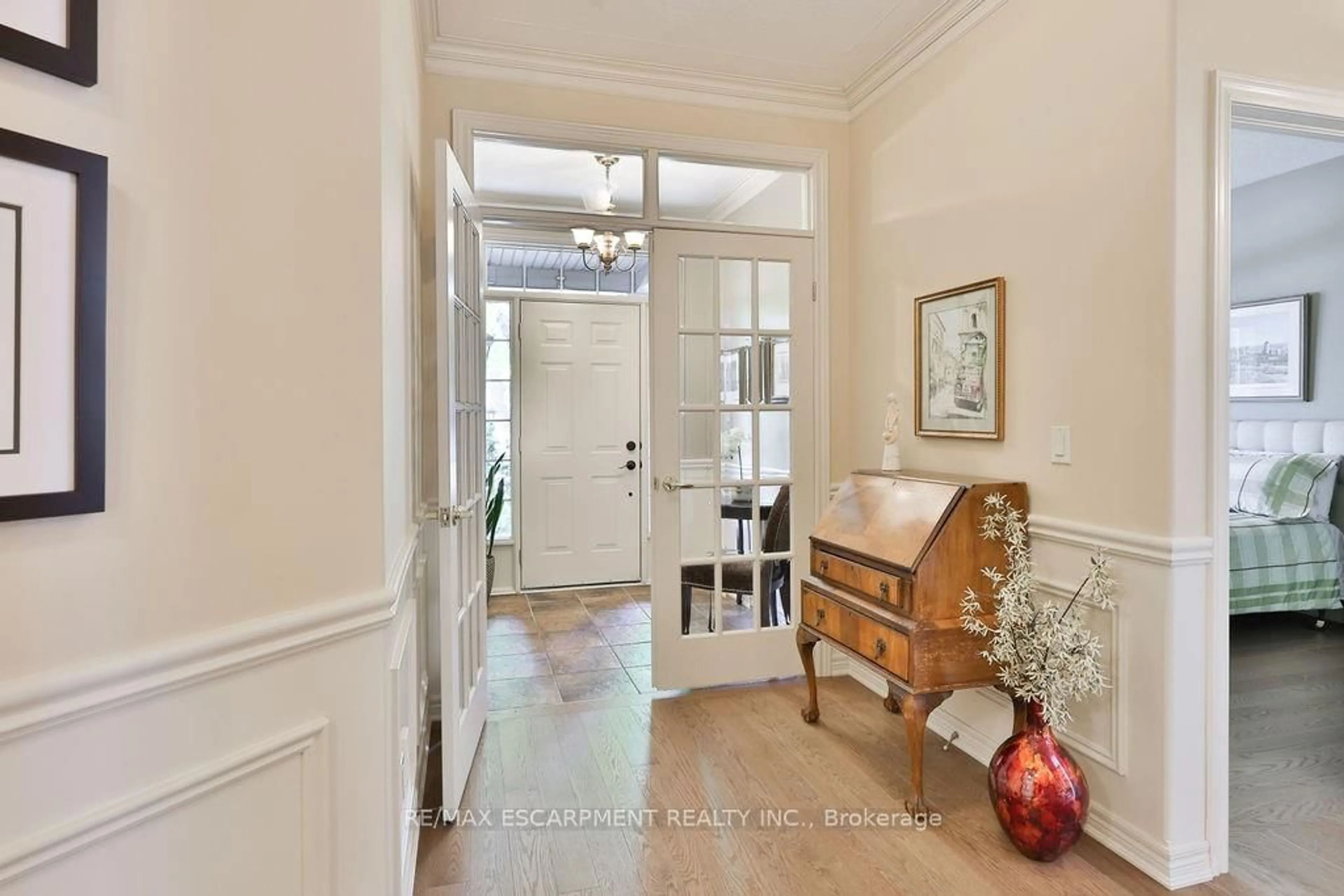 Indoor entryway for 980 Gorton Ave, Burlington Ontario L7T 1S5