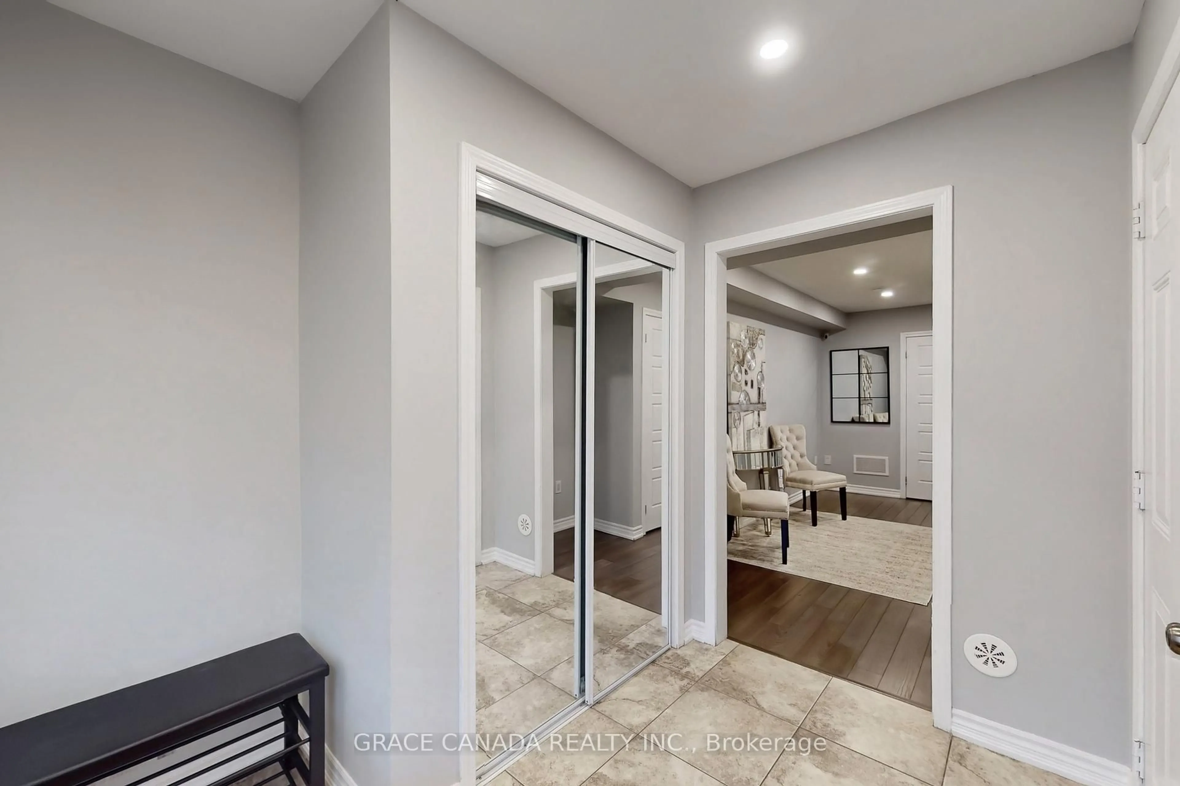 Indoor entryway for 293 Jemima Dr, Oakville Ontario L6M 0V4