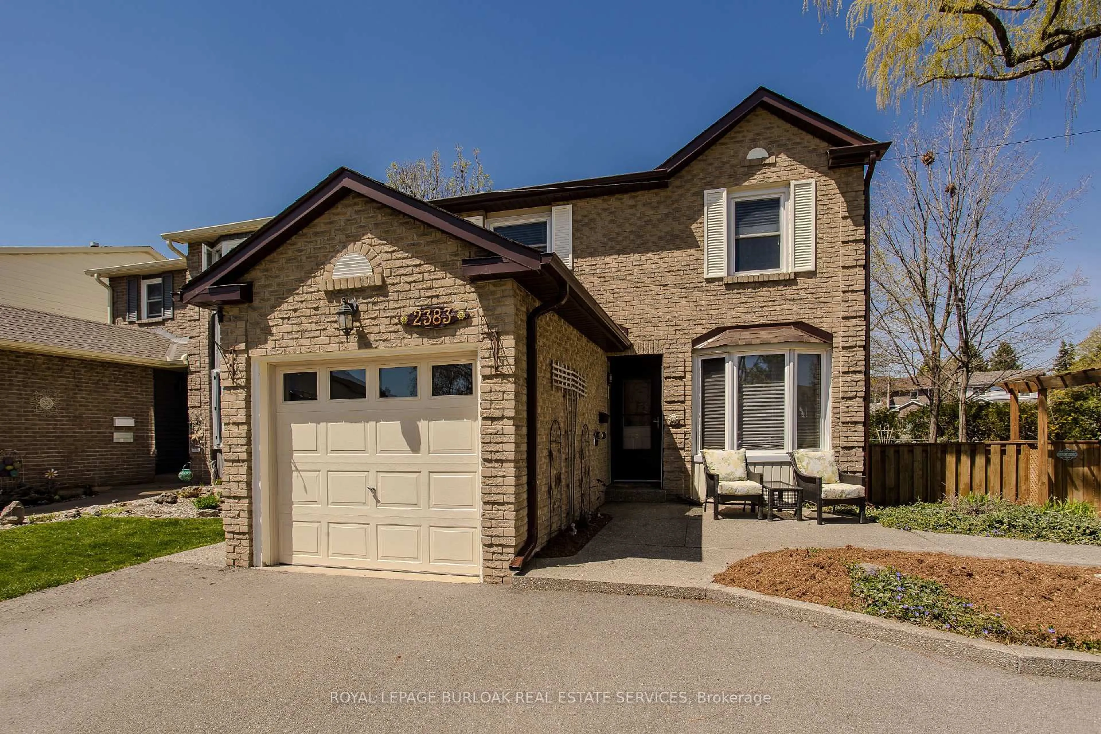 Home with brick exterior material, street for 2383 Cotswold Cres, Burlington Ontario L7P 4M3