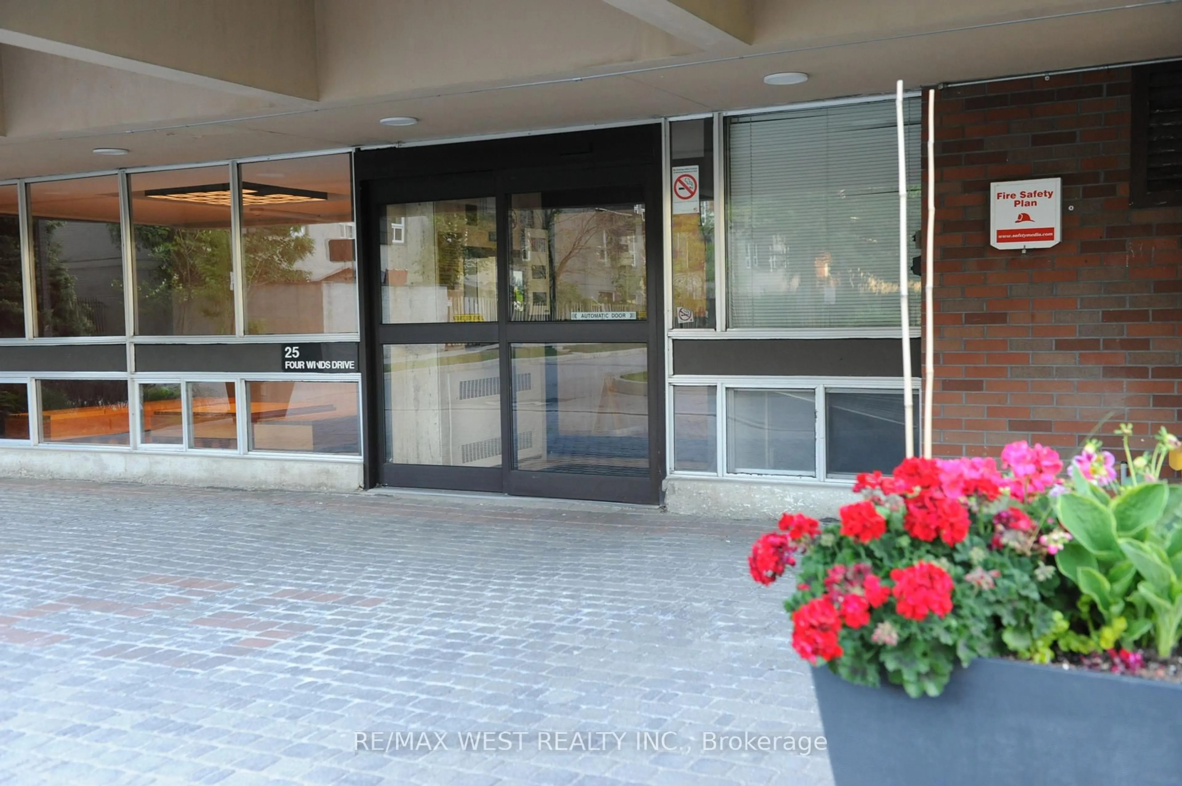 Indoor foyer for 25 Four Winds Dr #606, Toronto Ontario M3J 1K8