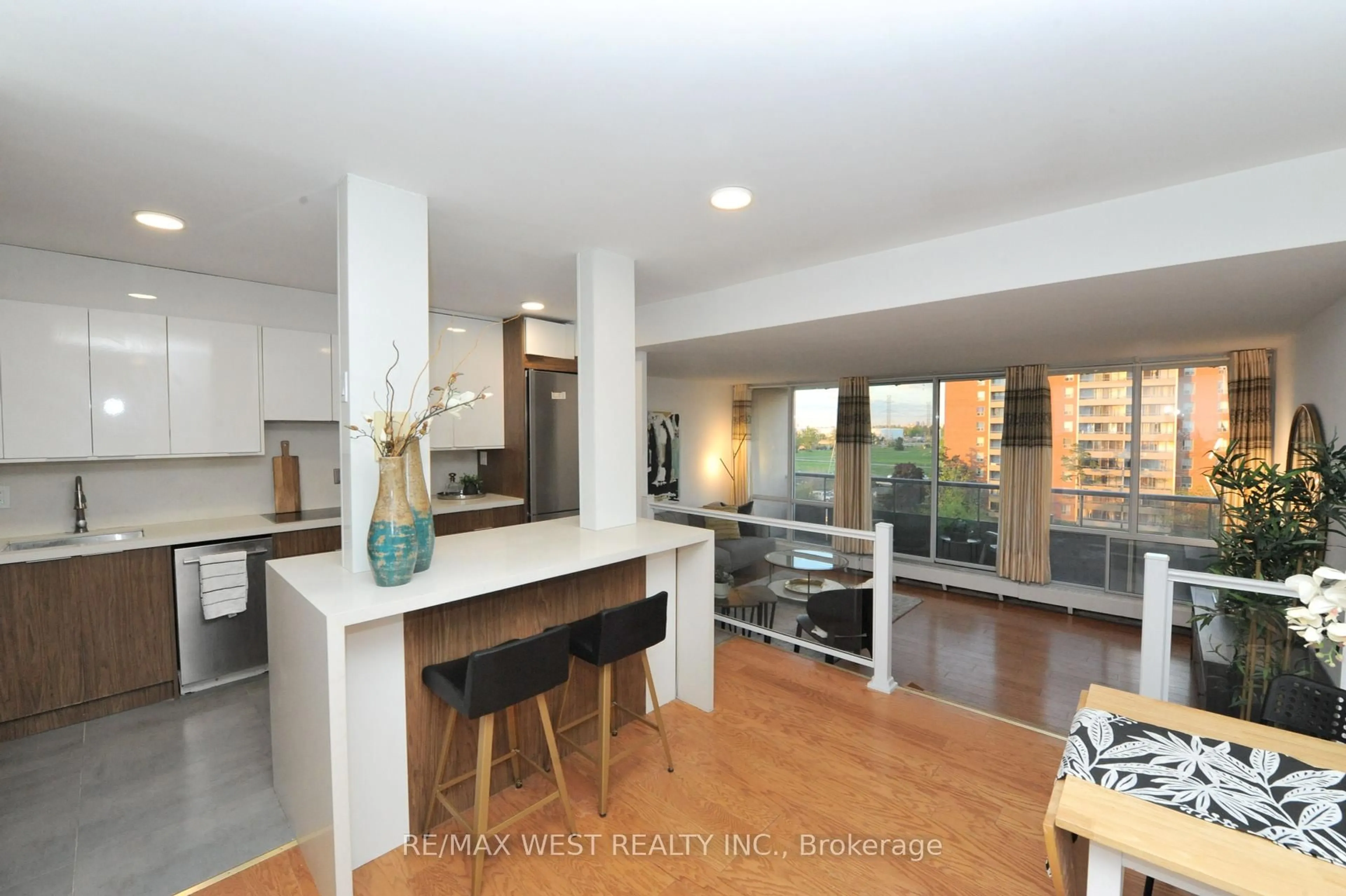 Open concept kitchen, wood/laminate floor for 25 Four Winds Dr #606, Toronto Ontario M3J 1K8
