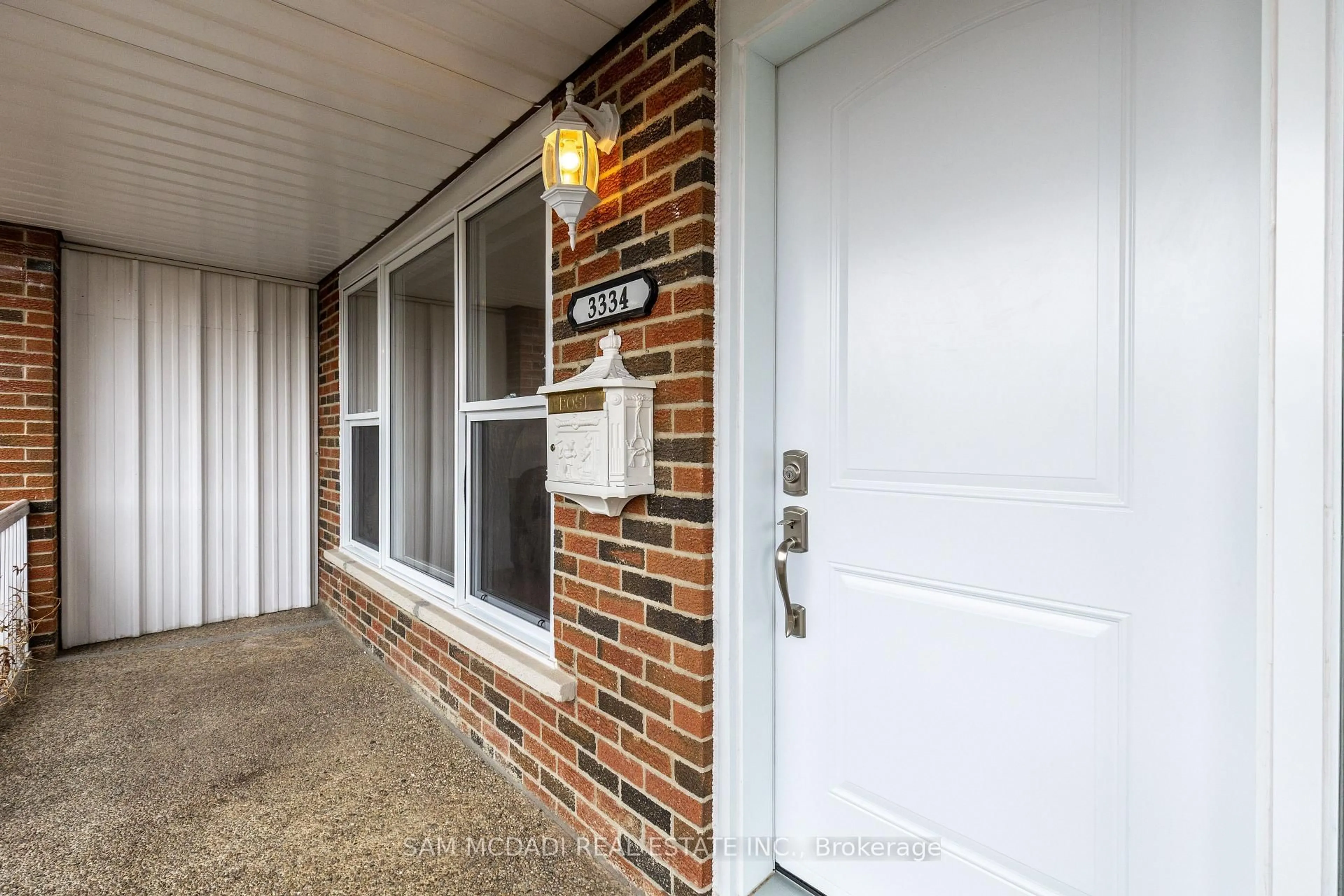 Indoor entryway for 3334 Acala Cres, Mississauga Ontario L5A 3E3