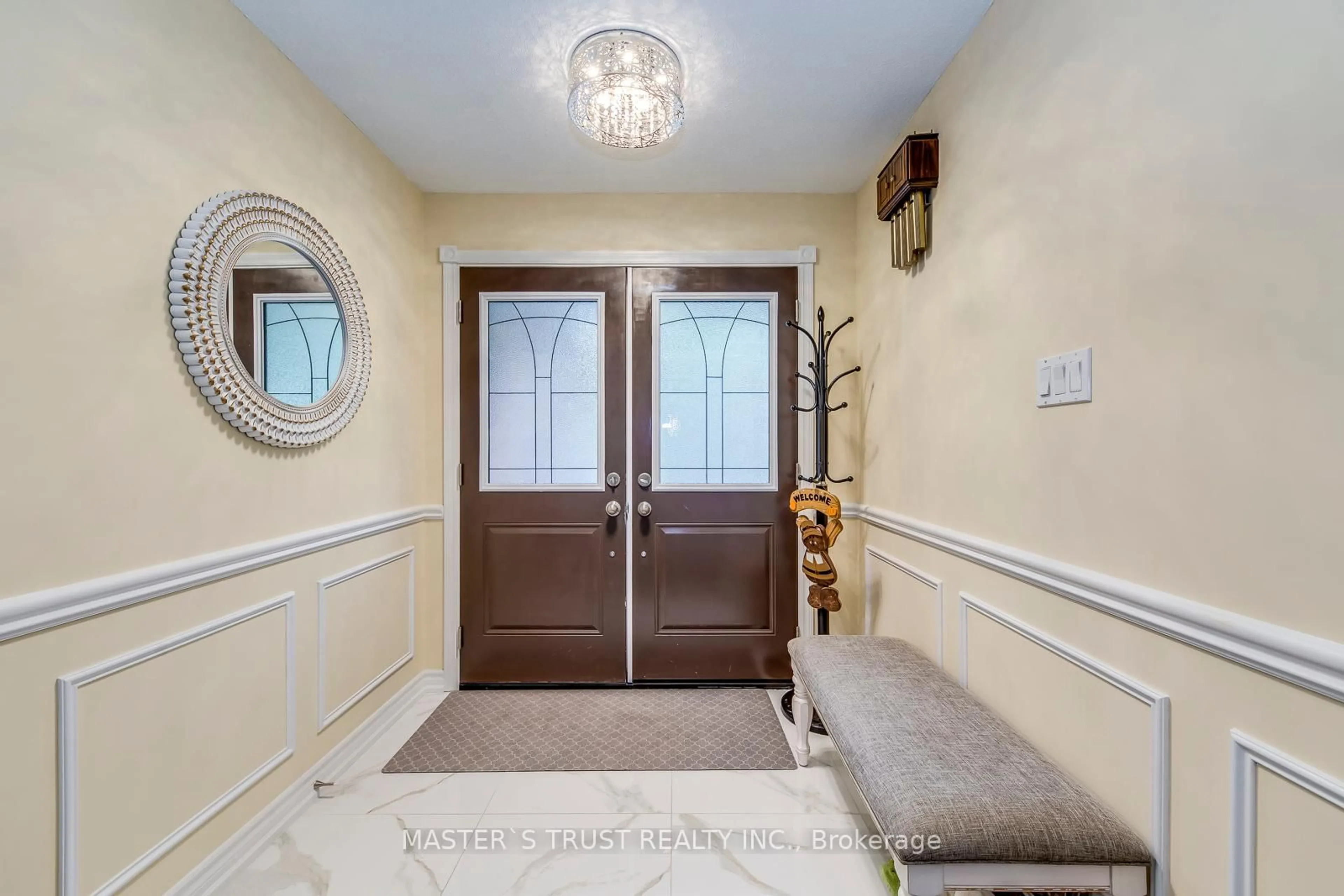 Indoor entryway for 5428 Edencroft Cres, Mississauga Ontario L5M 4M7