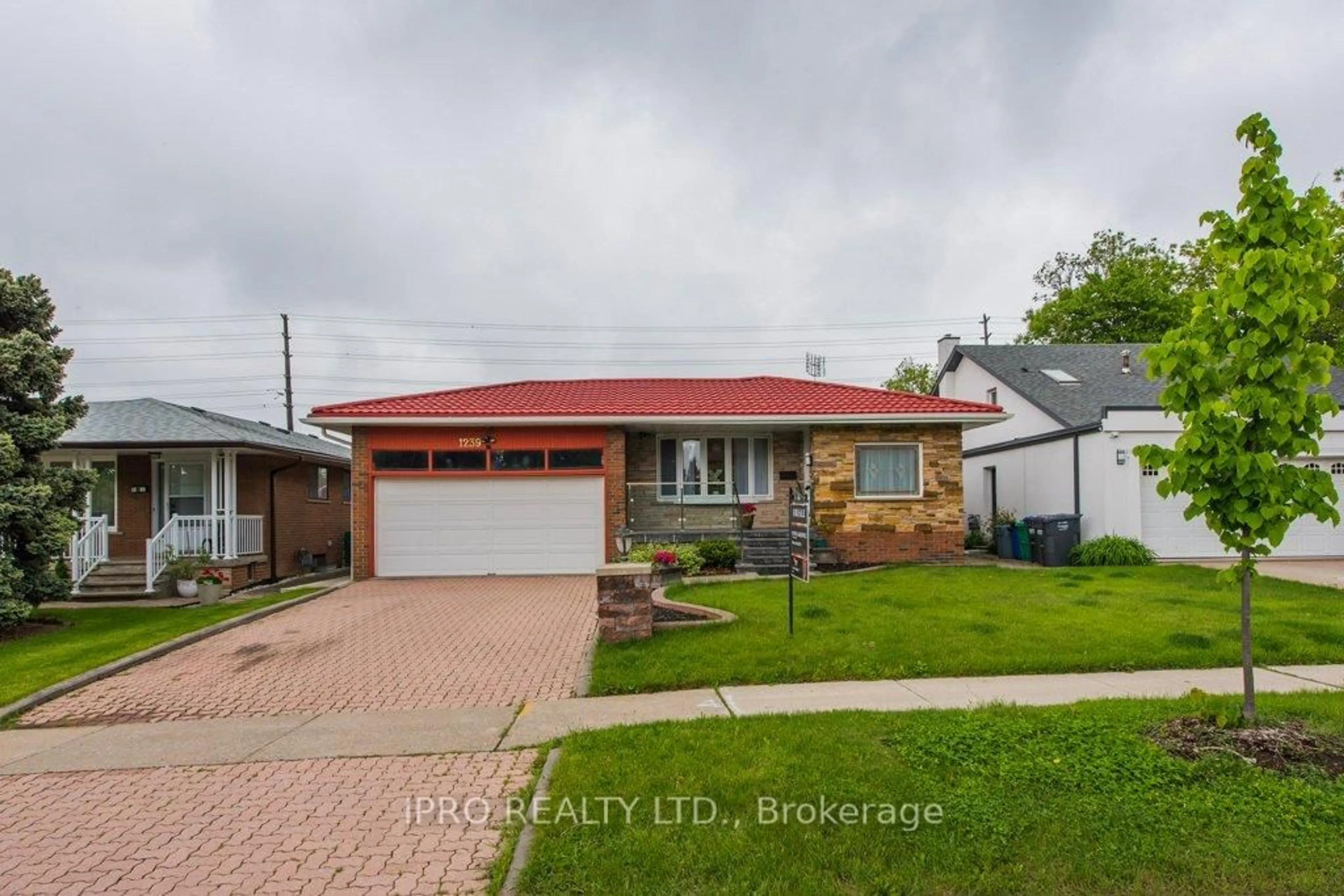 Home with brick exterior material, street for 1239 Silver Spear Rd, Mississauga Ontario L4Y 2W6