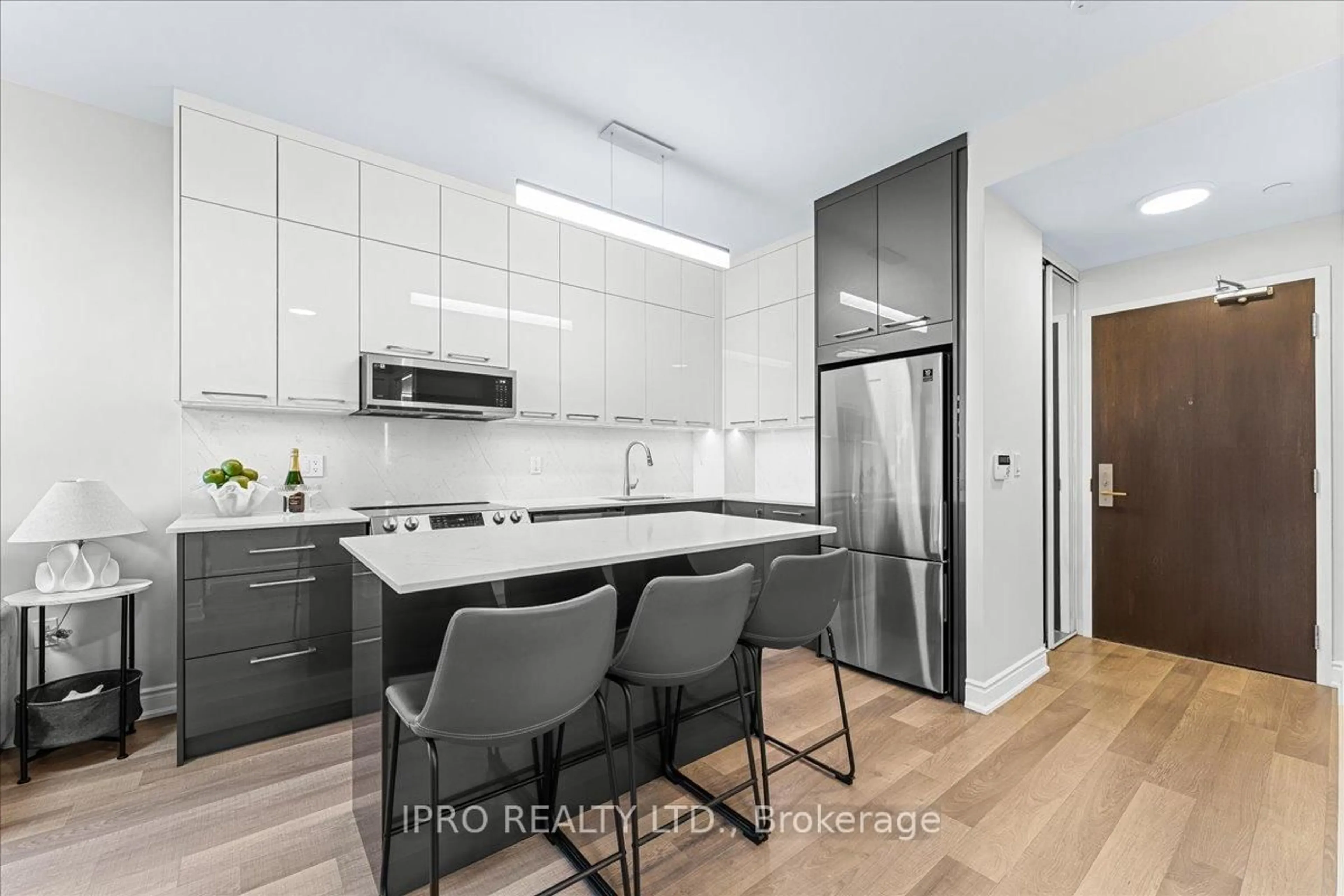 Contemporary kitchen, ceramic/tile floor for 39 ANNIE CRAIG Dr #708, Toronto Ontario M8V 0H1