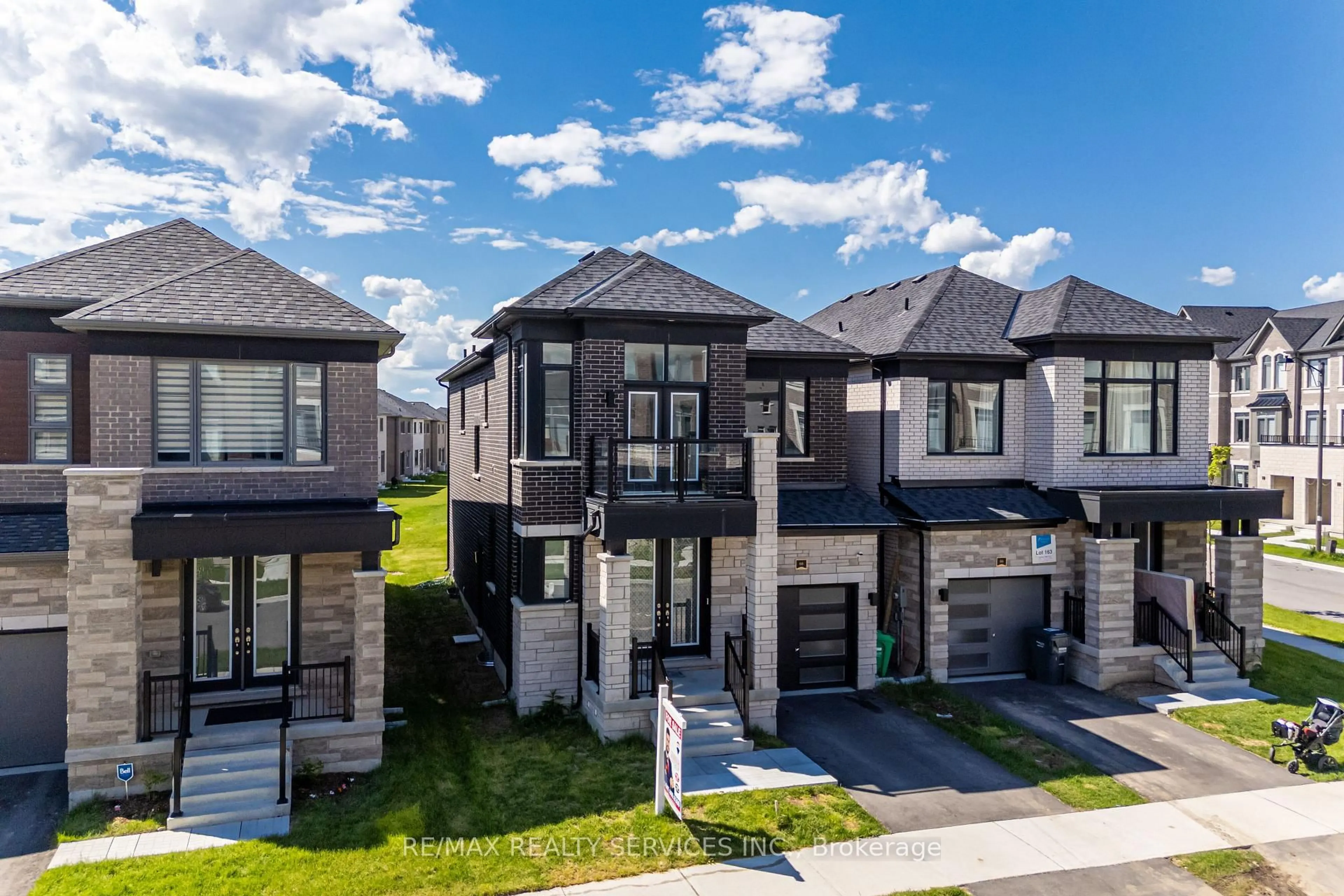 A pic from outside/outdoor area/front of a property/back of a property/a pic from drone, street for 68 Camino Real Dr, Caledon Ontario L7C 4L9