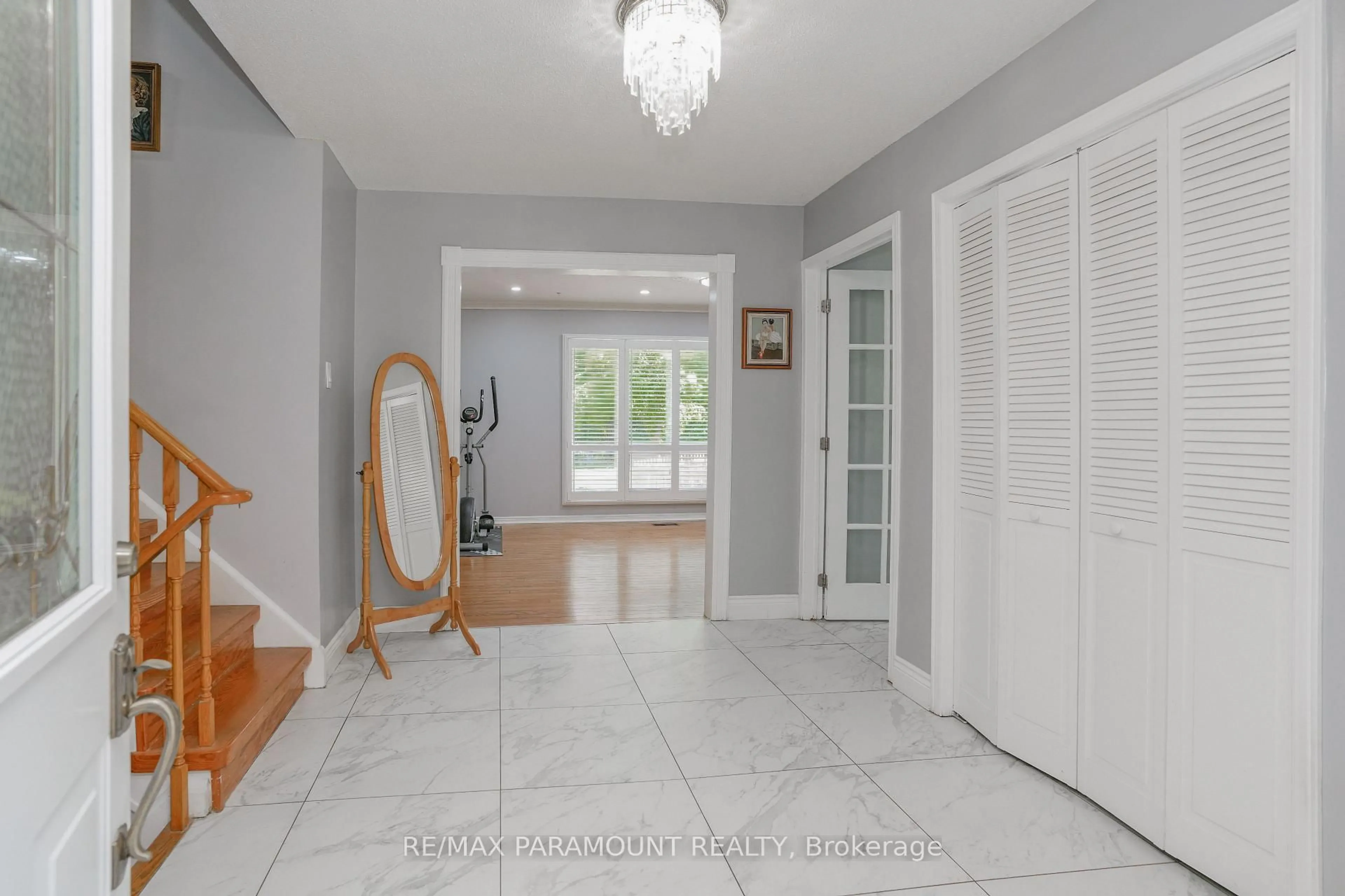 Indoor entryway for 48 Boreham Circ, Brampton Ontario L6Z 1T4