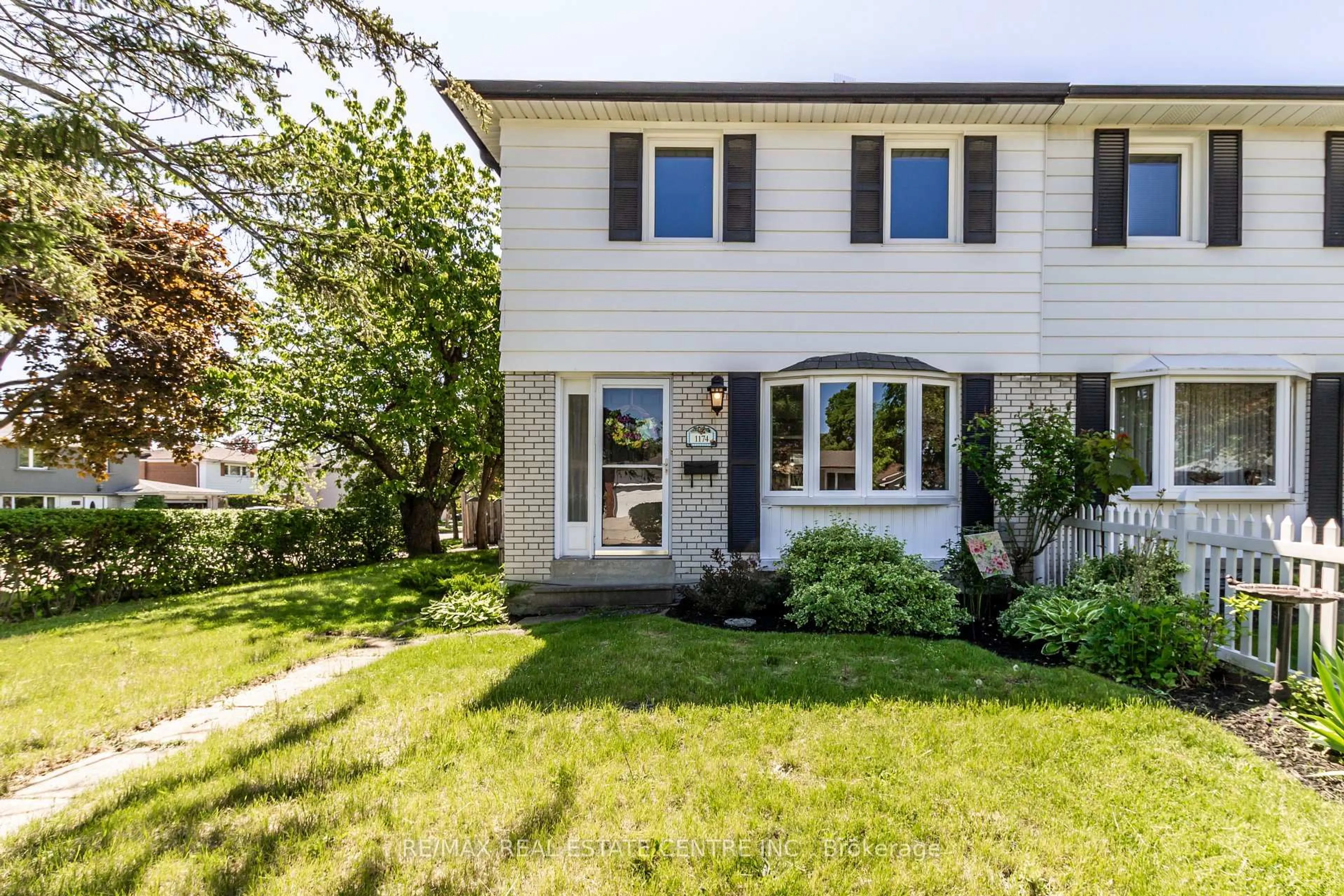 Home with vinyl exterior material, street for 1174 Fairdale Dr, Mississauga Ontario L5C 1K4