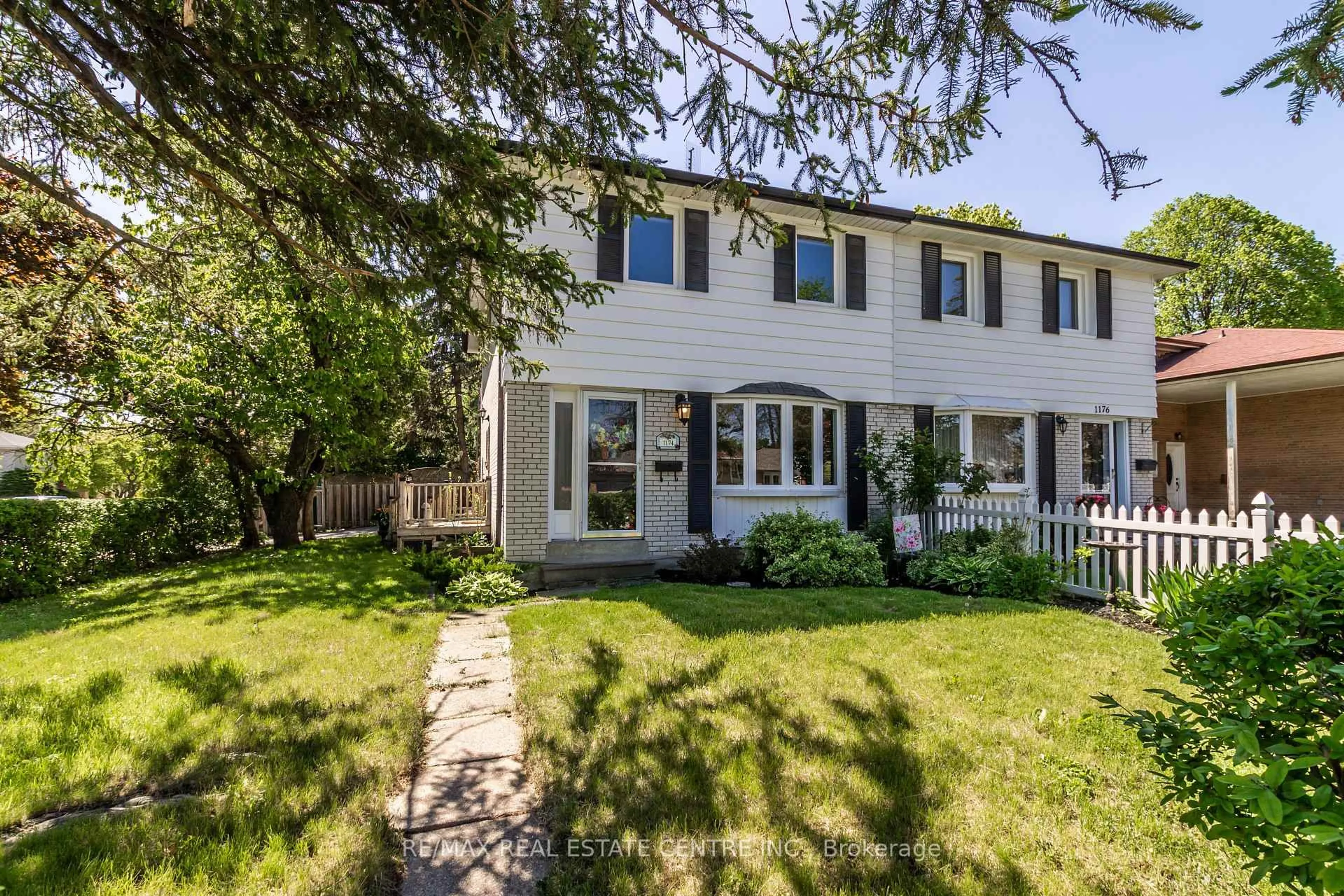 Home with vinyl exterior material, street for 1174 Fairdale Dr, Mississauga Ontario L5C 1K4