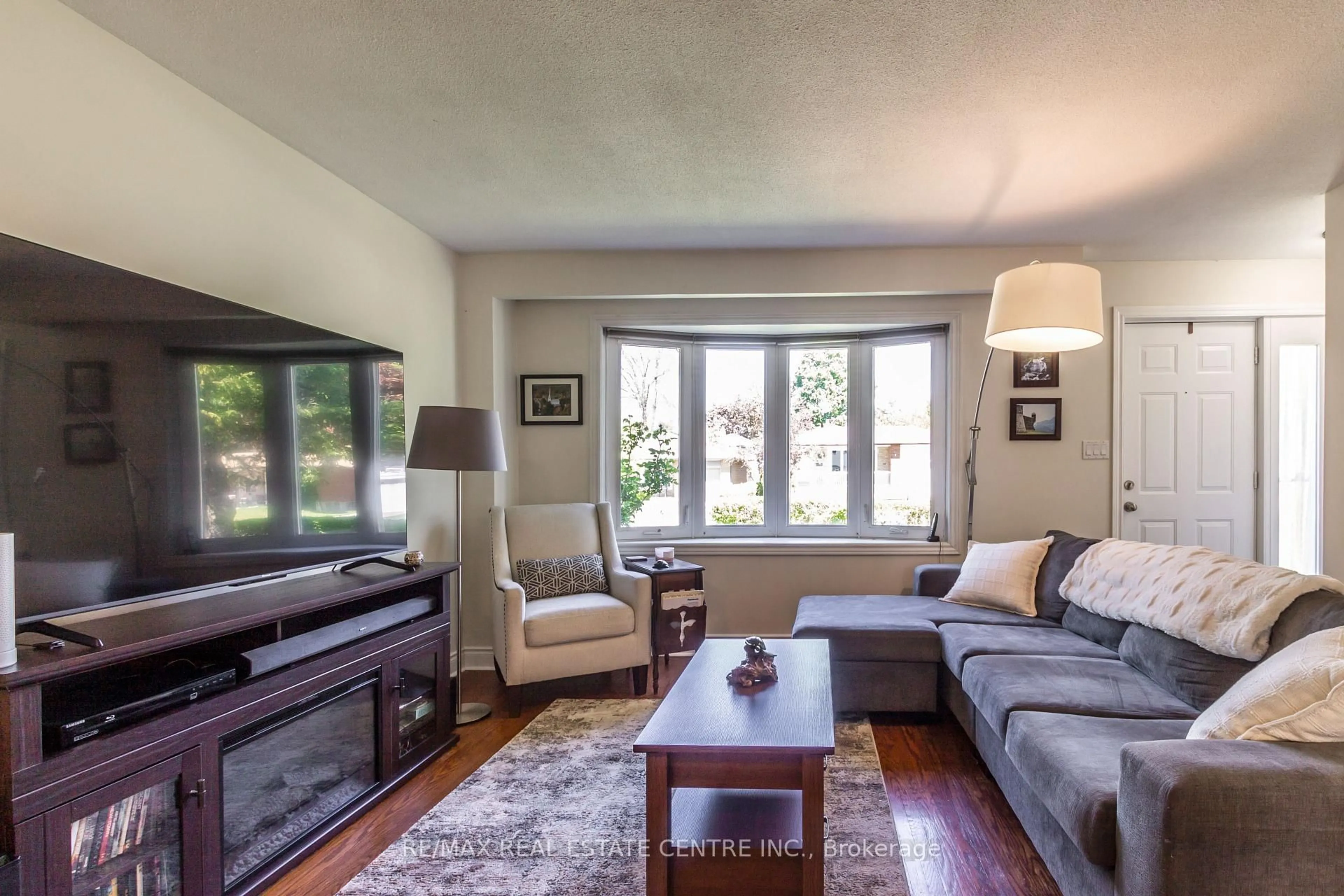Living room with furniture, unknown for 1174 Fairdale Dr, Mississauga Ontario L5C 1K4