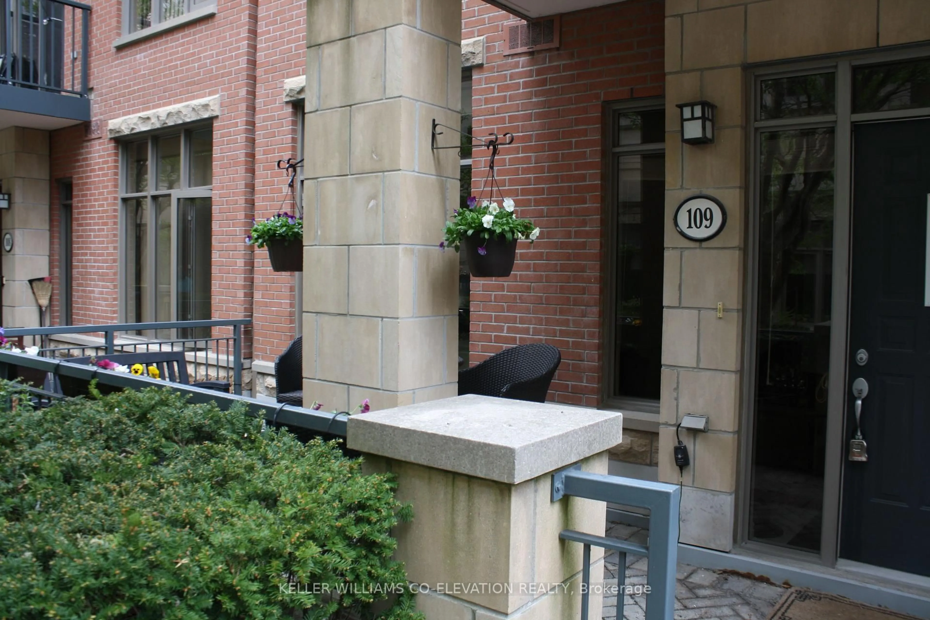 Patio, street for 330 Princess Royal Dr #109, Mississauga Ontario L5B 4P7