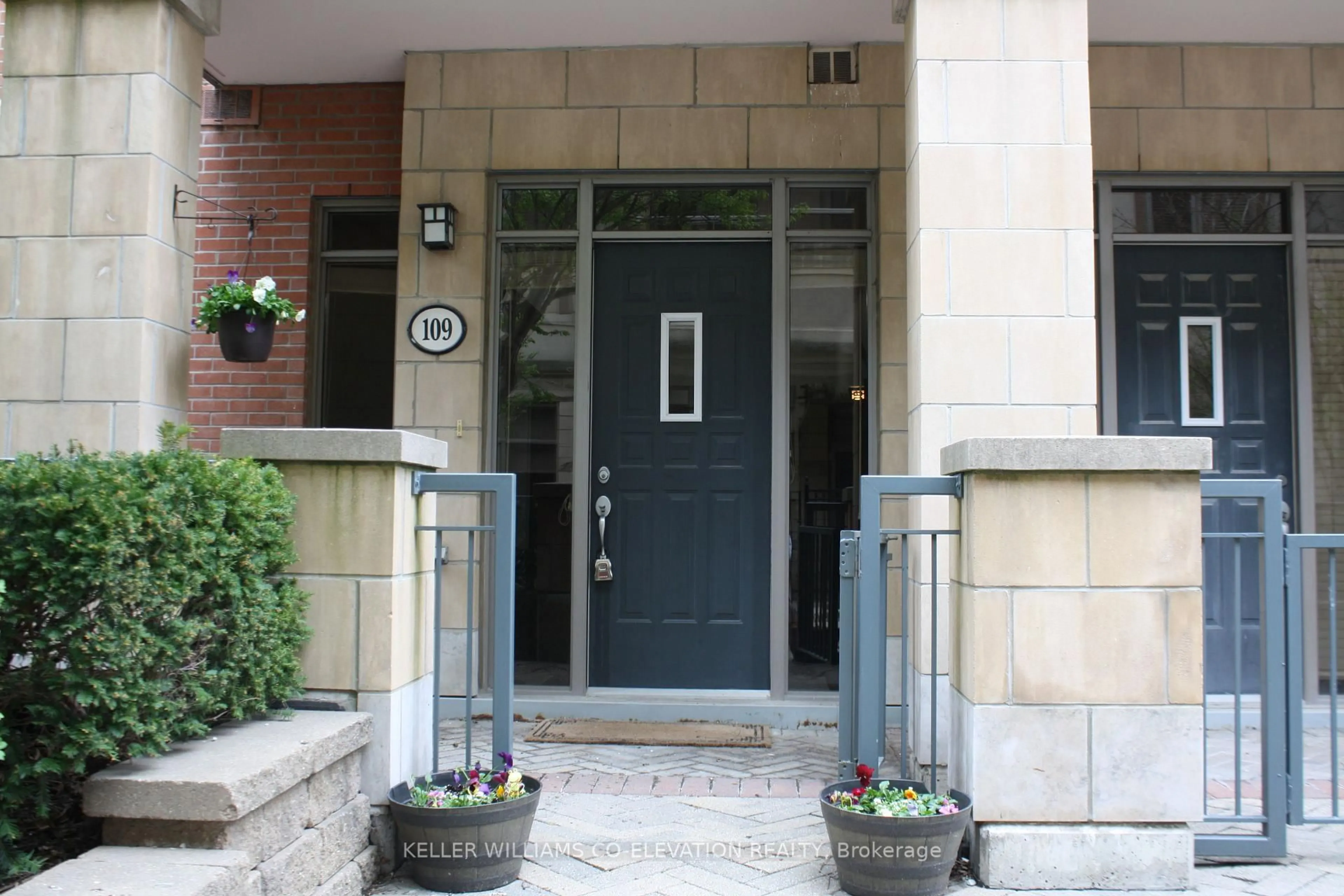 Indoor foyer for 330 Princess Royal Dr #109, Mississauga Ontario L5B 4P7