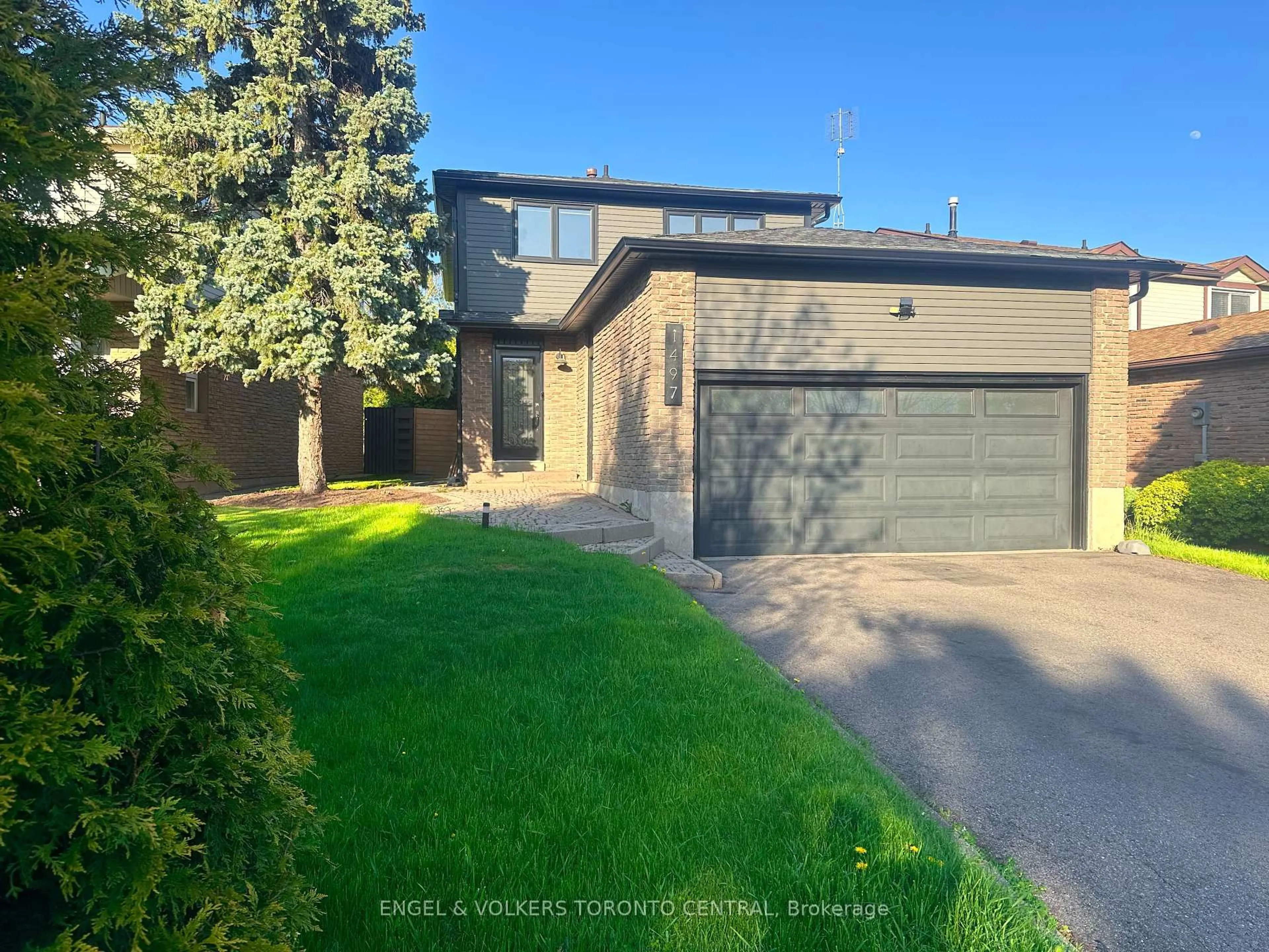 A pic from outside/outdoor area/front of a property/back of a property/a pic from drone, street for 1497 Lancaster Dr, Oakville Ontario L6H 2T2