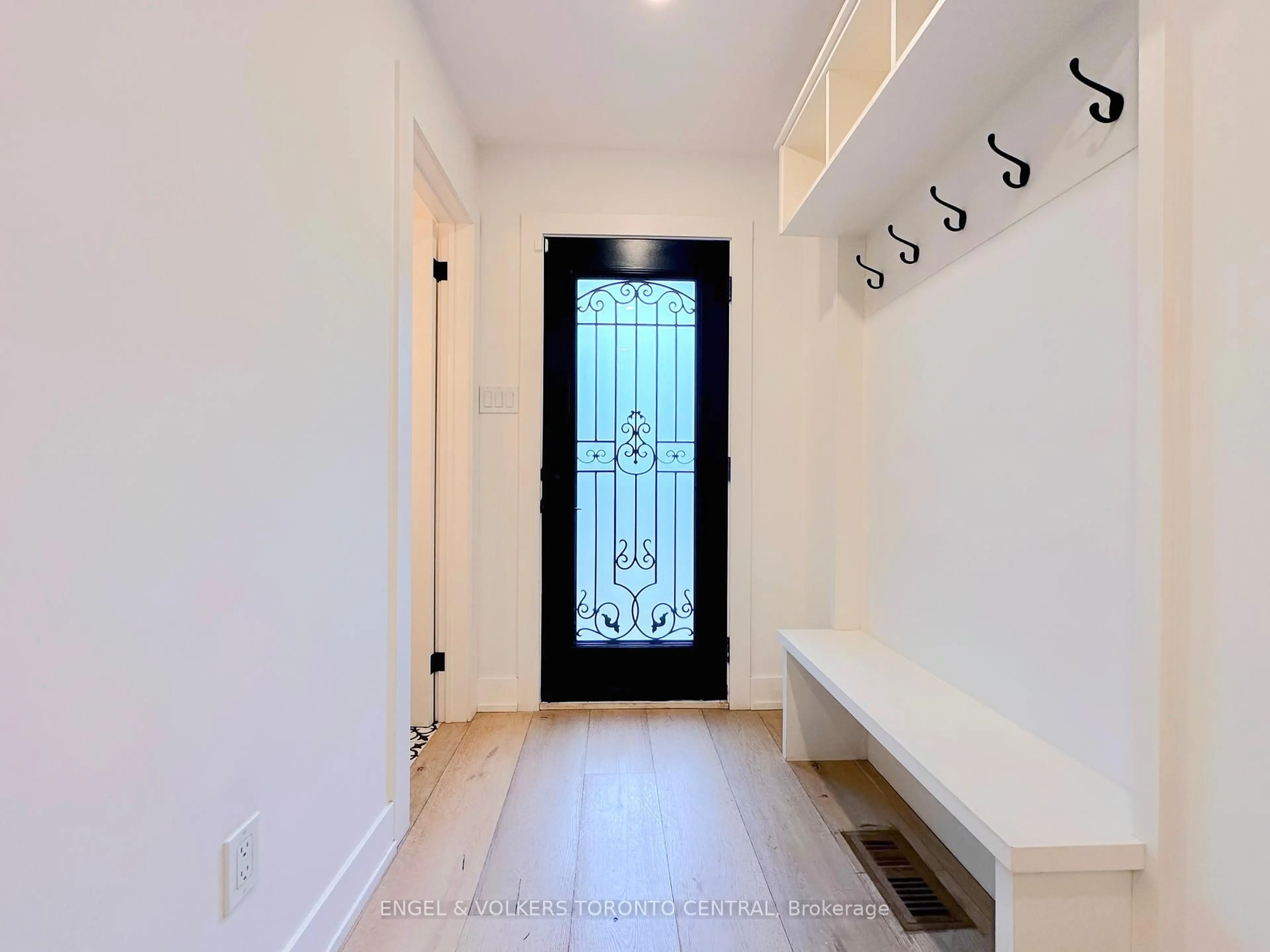 Indoor entryway for 1497 Lancaster Dr, Oakville Ontario L6H 2T2