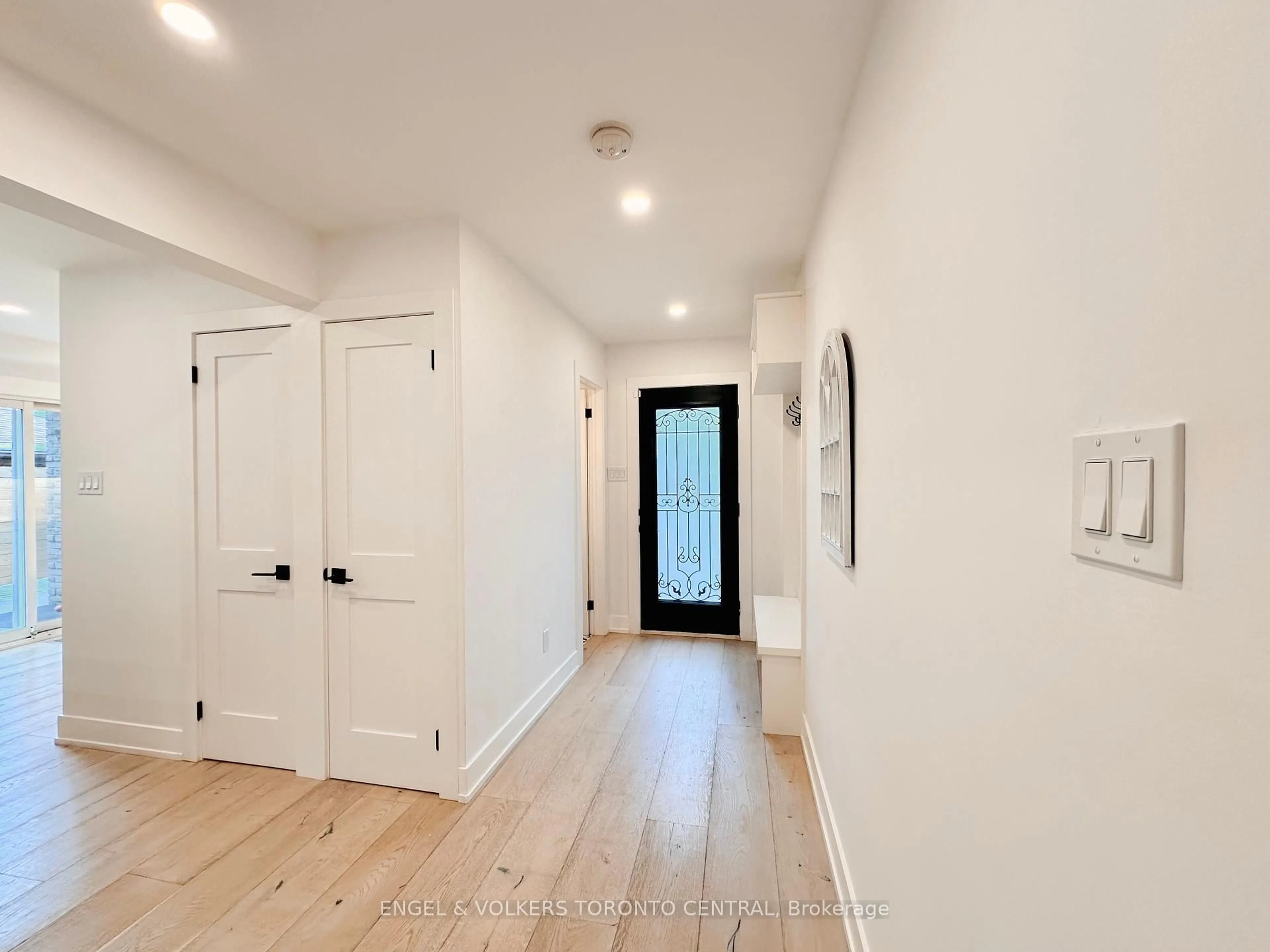 Indoor entryway for 1497 Lancaster Dr, Oakville Ontario L6H 2T2