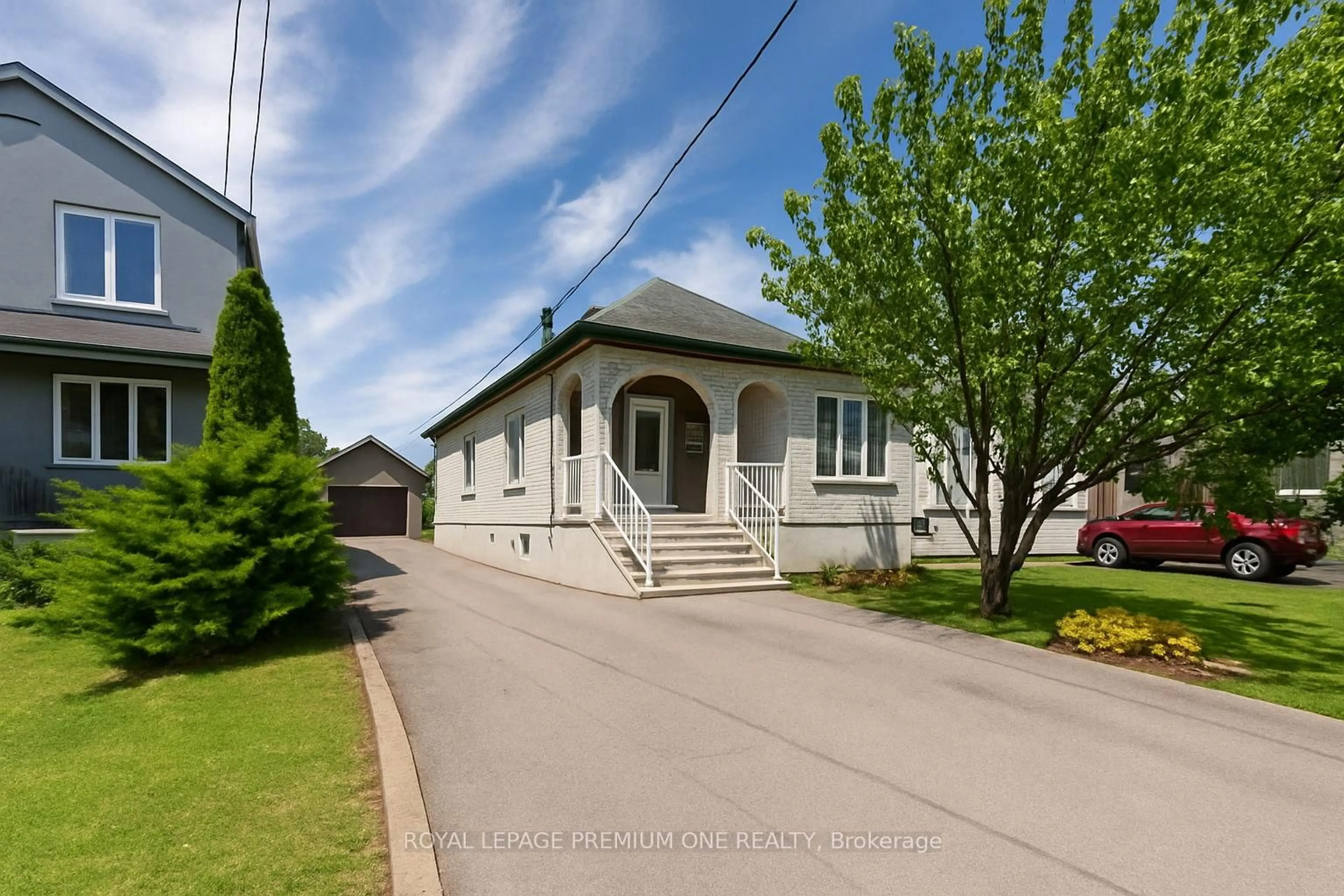 A pic from outside/outdoor area/front of a property/back of a property/a pic from drone, street for 130 Jay St, Toronto Ontario M6L 2M2