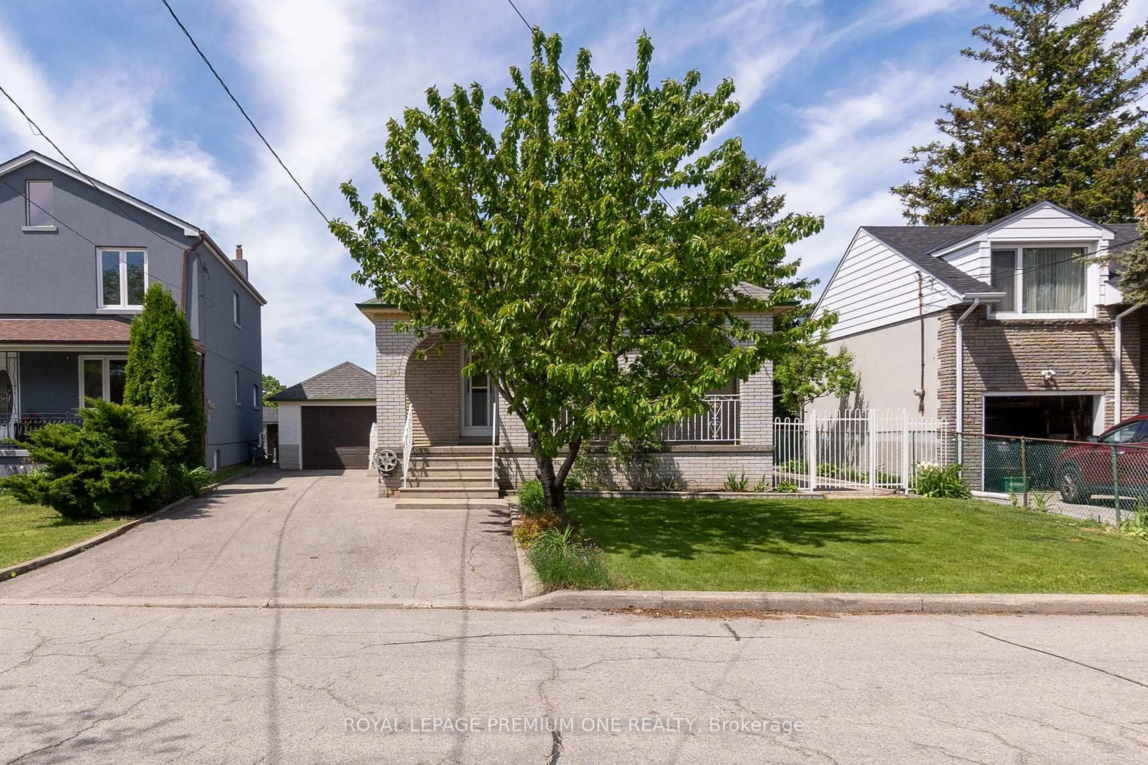 A pic from outside/outdoor area/front of a property/back of a property/a pic from drone, street for 130 Jay St, Toronto Ontario M6L 2M2