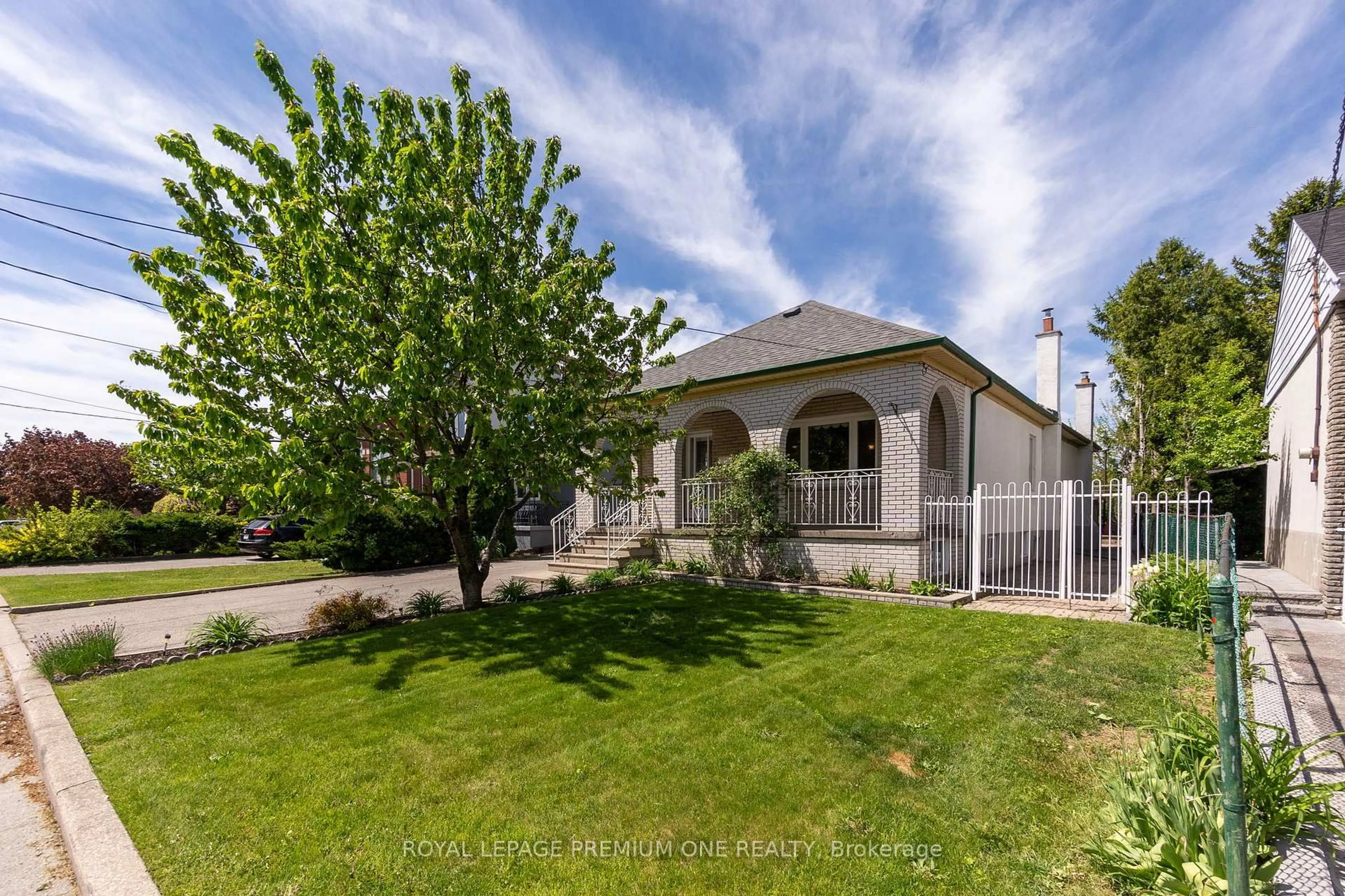 A pic from outside/outdoor area/front of a property/back of a property/a pic from drone, street for 130 Jay St, Toronto Ontario M6L 2M2