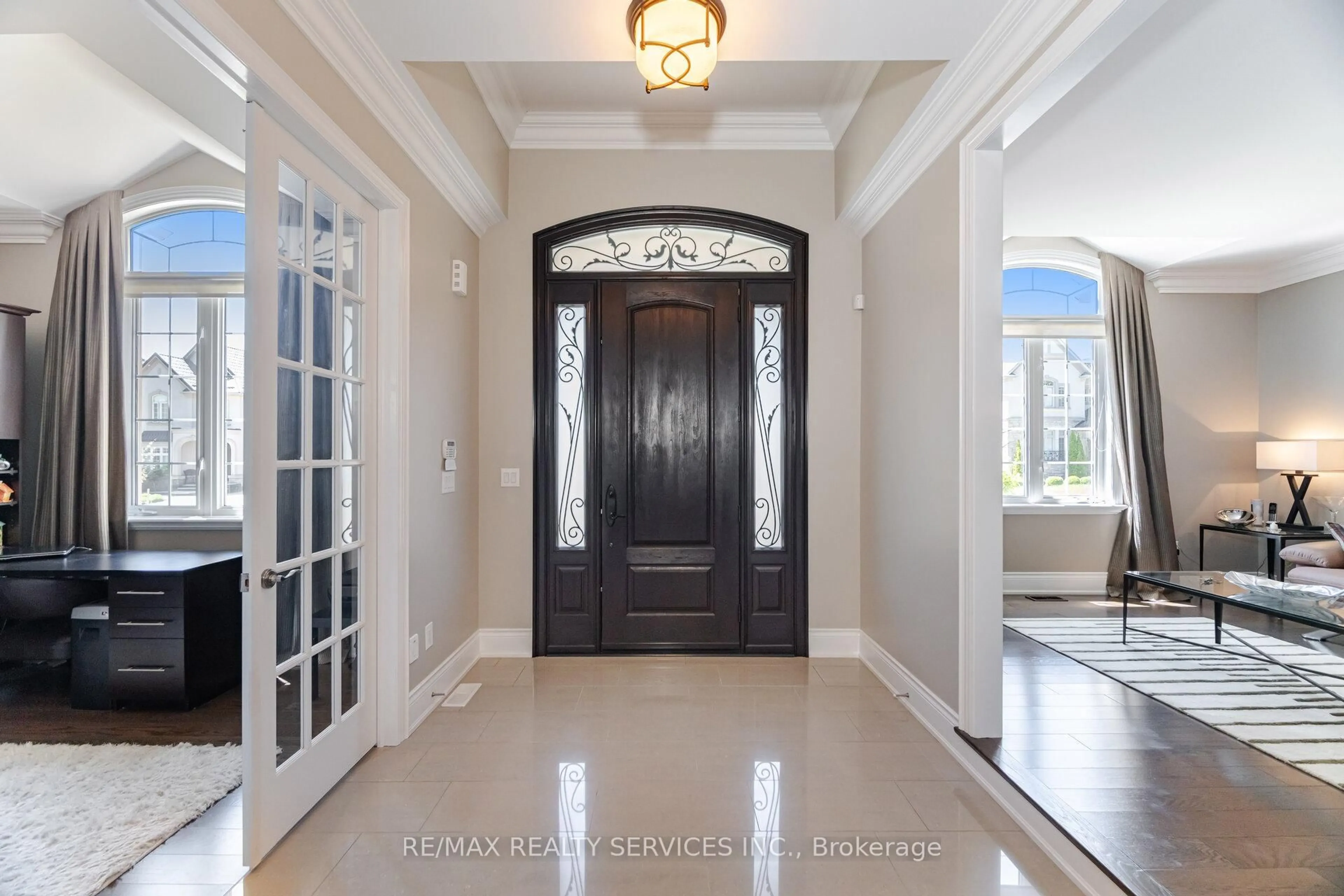 Indoor entryway for 48 Beacon Hill Dr, Brampton Ontario L6X 0V7
