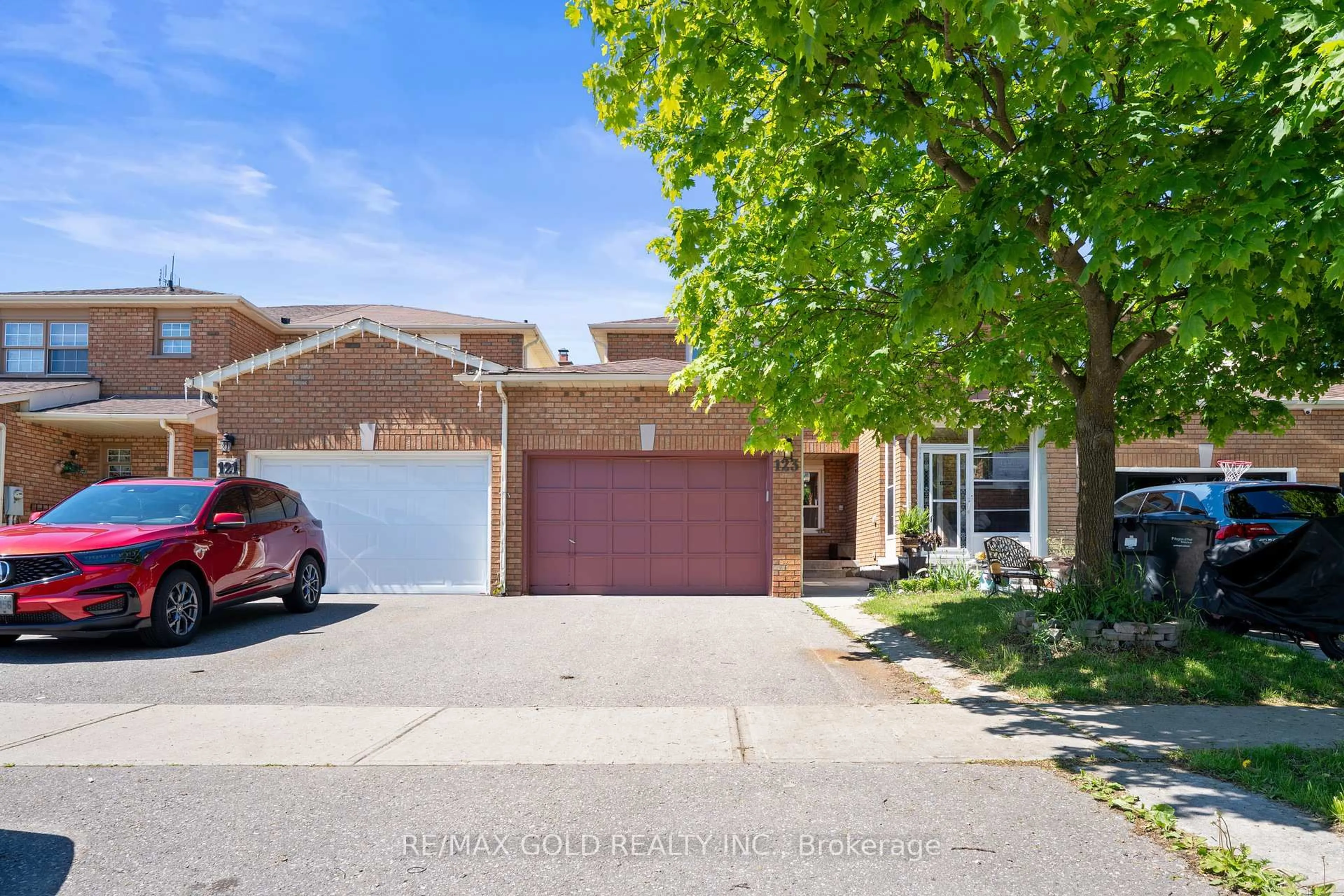 A pic from outside/outdoor area/front of a property/back of a property/a pic from drone, street for 123 Tulip Dr, Brampton Ontario L6Y 3X6