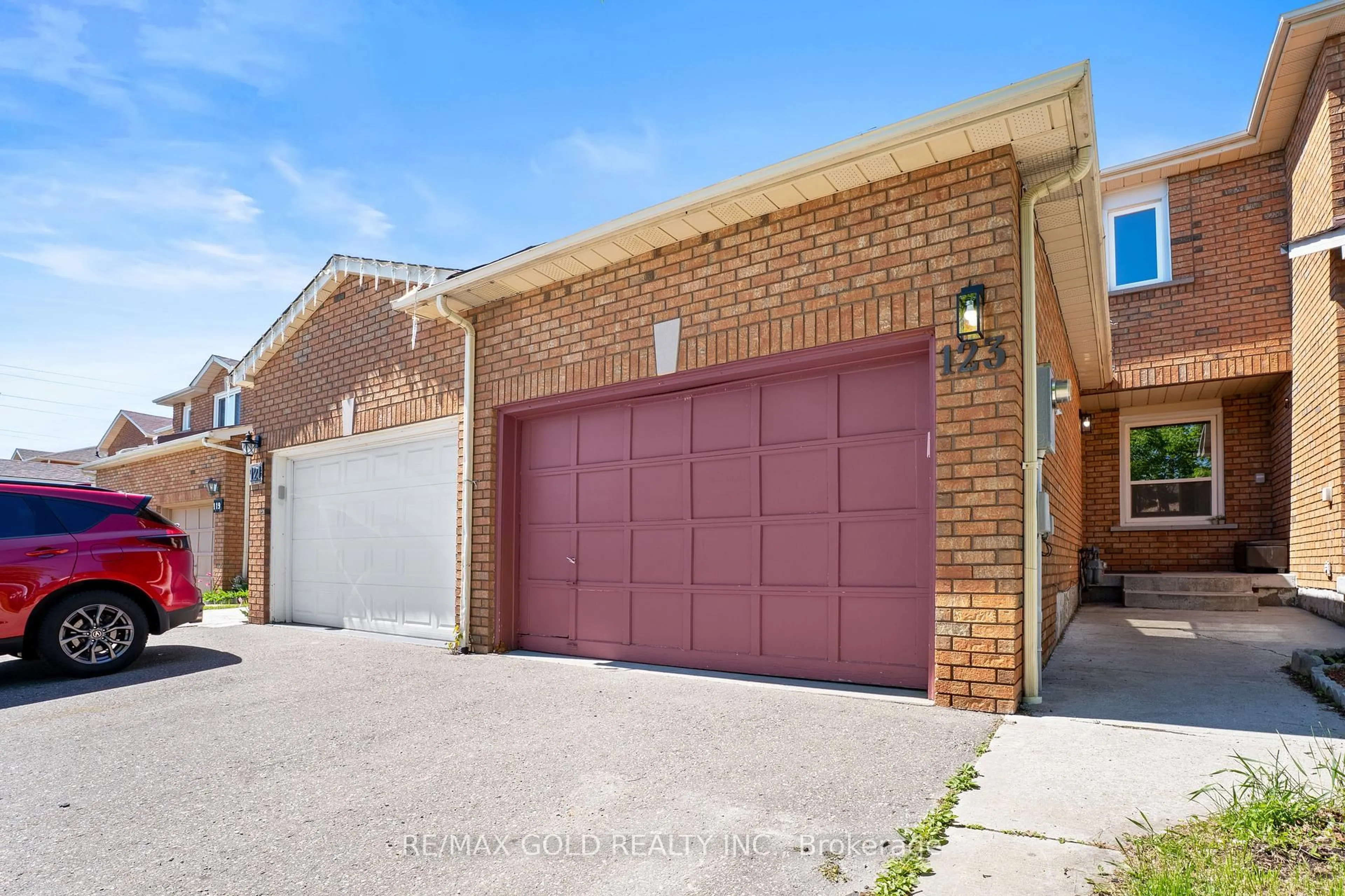 Home with brick exterior material, street for 123 Tulip Dr, Brampton Ontario L6Y 3X6