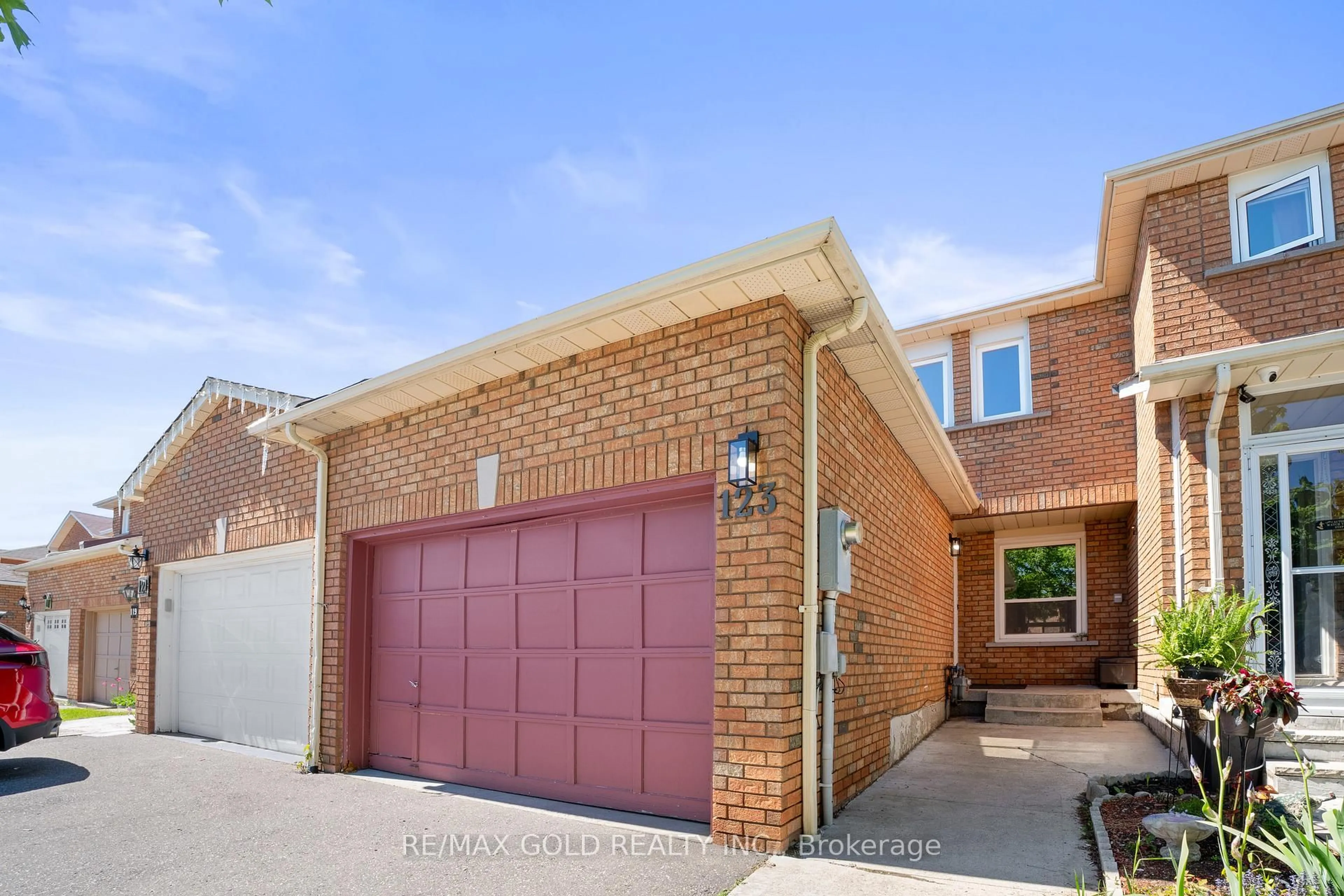 Home with brick exterior material, street for 123 Tulip Dr, Brampton Ontario L6Y 3X6
