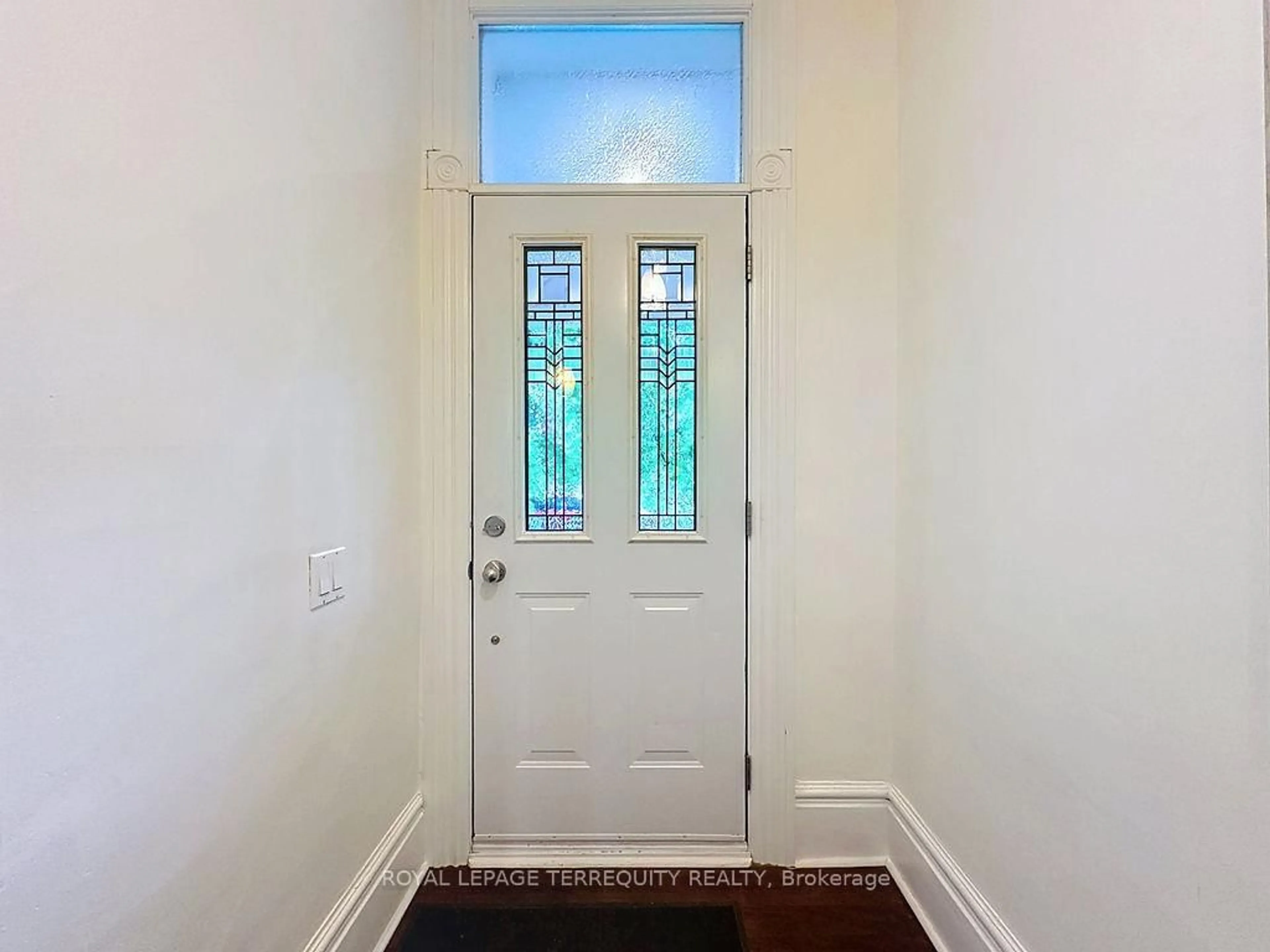 Indoor entryway for 473 Delaware Ave, Toronto Ontario M6H 2V1