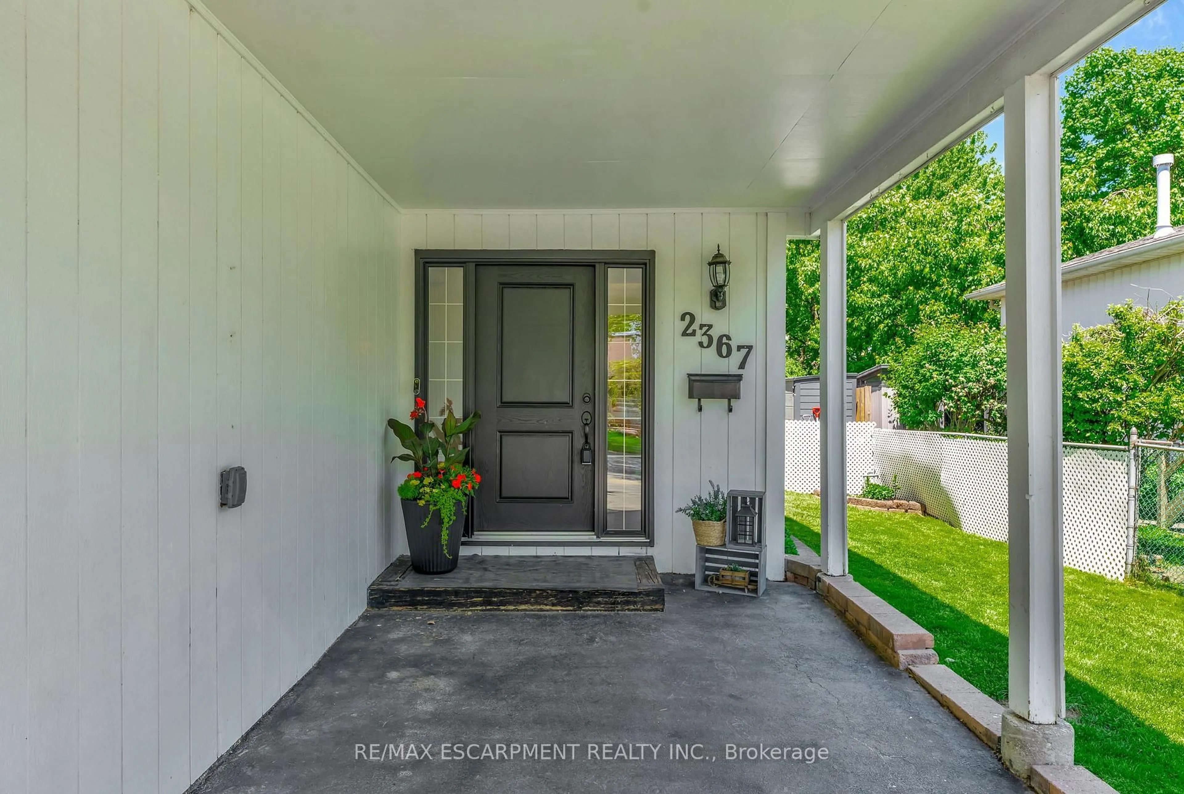 Indoor entryway for 2367 Holyhead Dr, Burlington Ontario L7P 3V2
